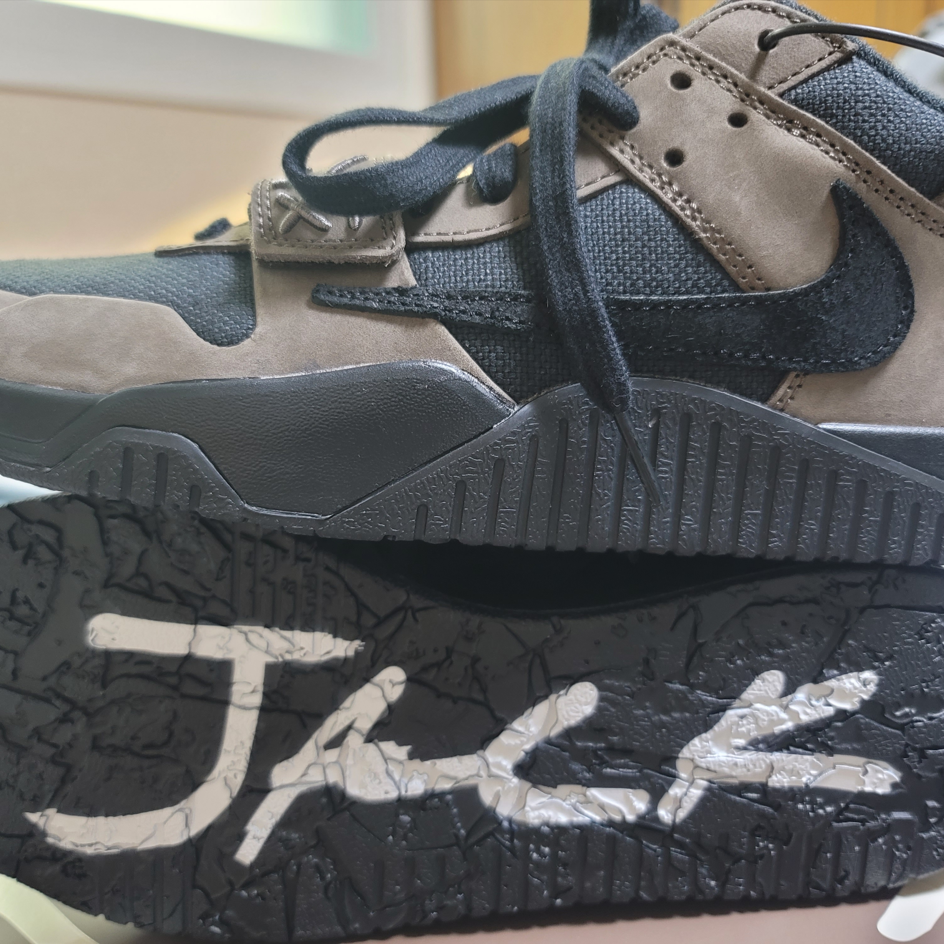 Jordan x Travis Scott Jumpman Jack TR Black and Dark Mocha 착용 스타일