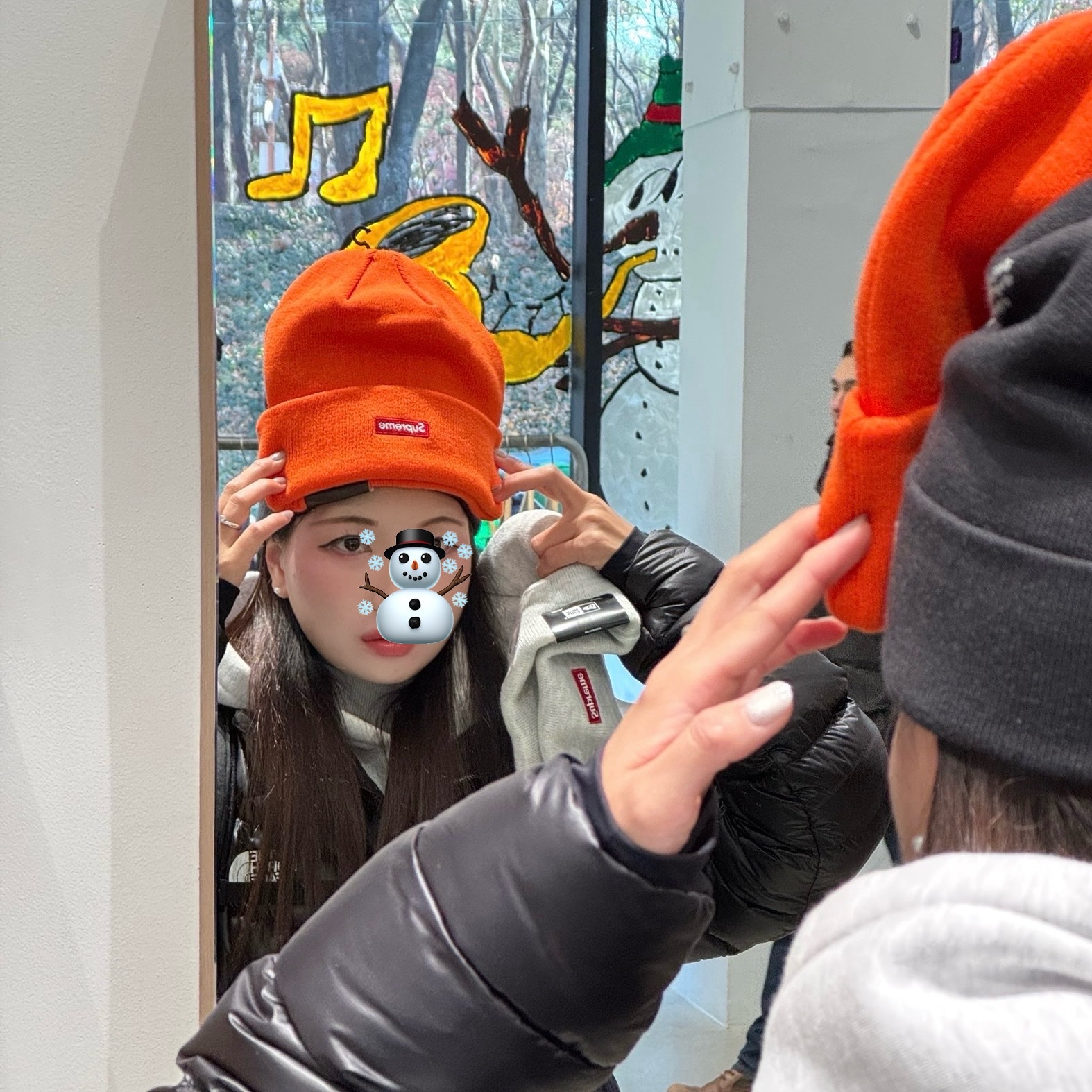 Supreme New Era S Logo Beanie Ash Grey - 24FW, Supreme New Era S Logo Beanie Black - 23FW 착용 스타일 - 2