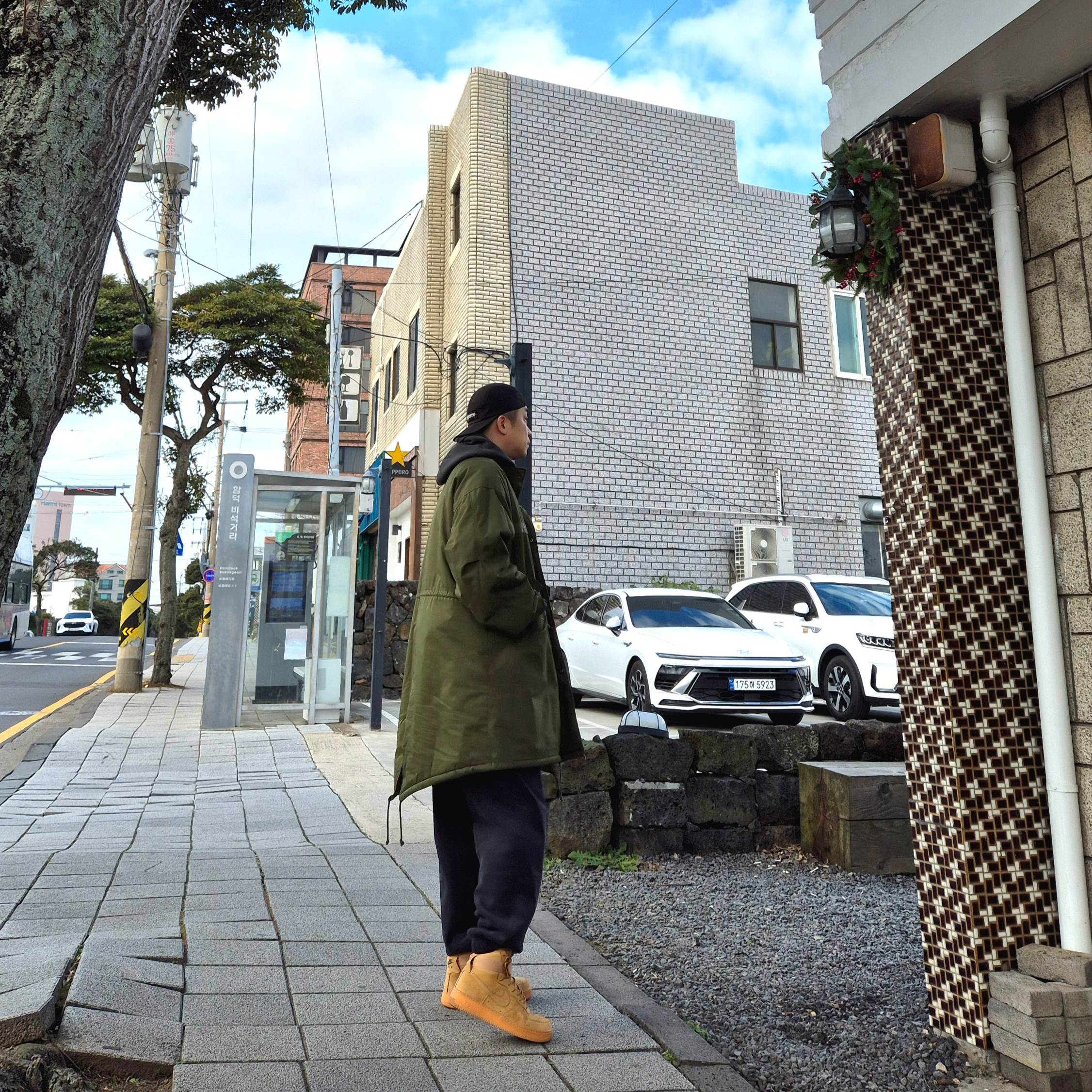 Nike Air Force 1 High '07 LV8 WB Flax, IAB Studio Pigment Hoodie Black 착용 스타일 - 7