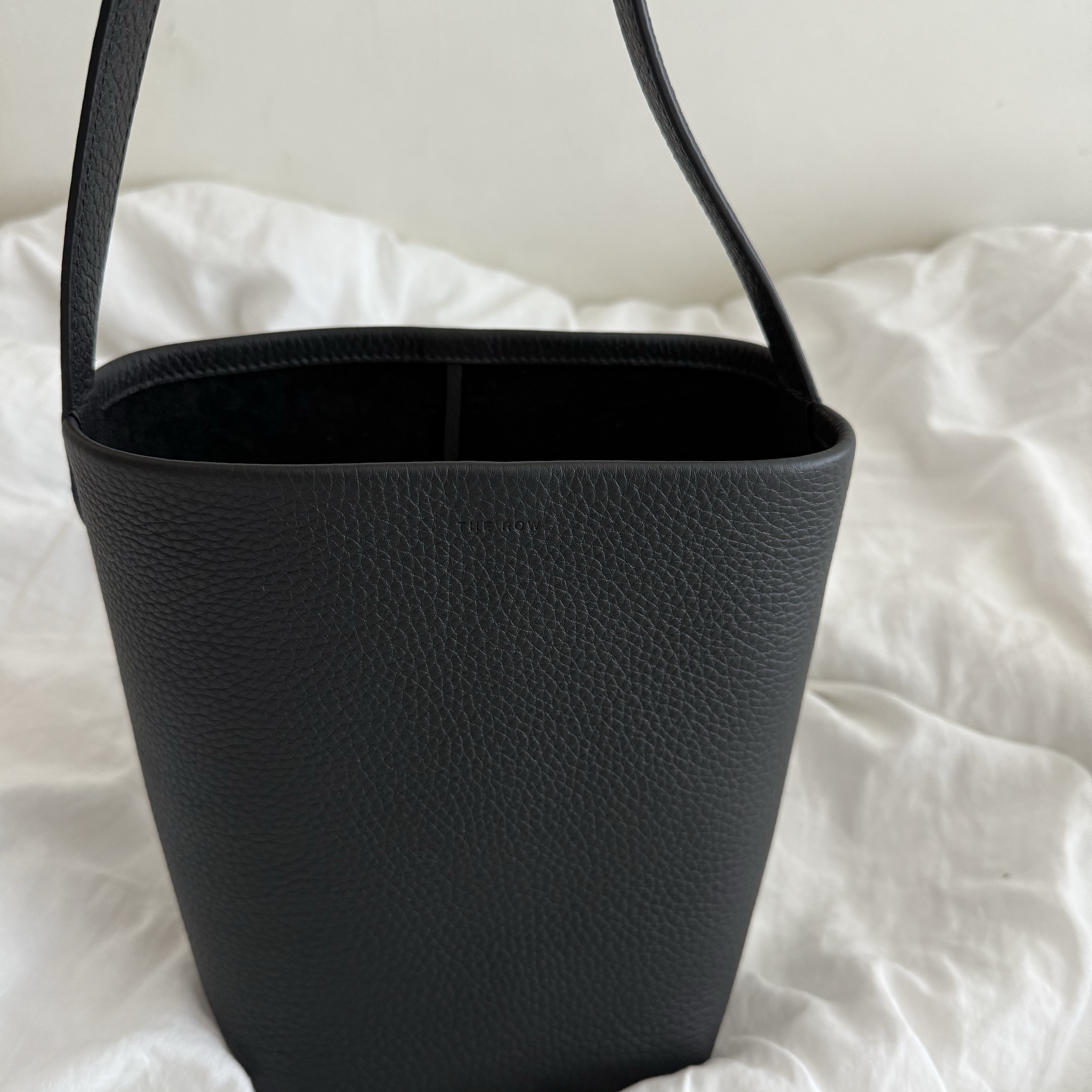 The Row Small N/S Park Tote in Grained Calfskin Leather Black 착용 스타일