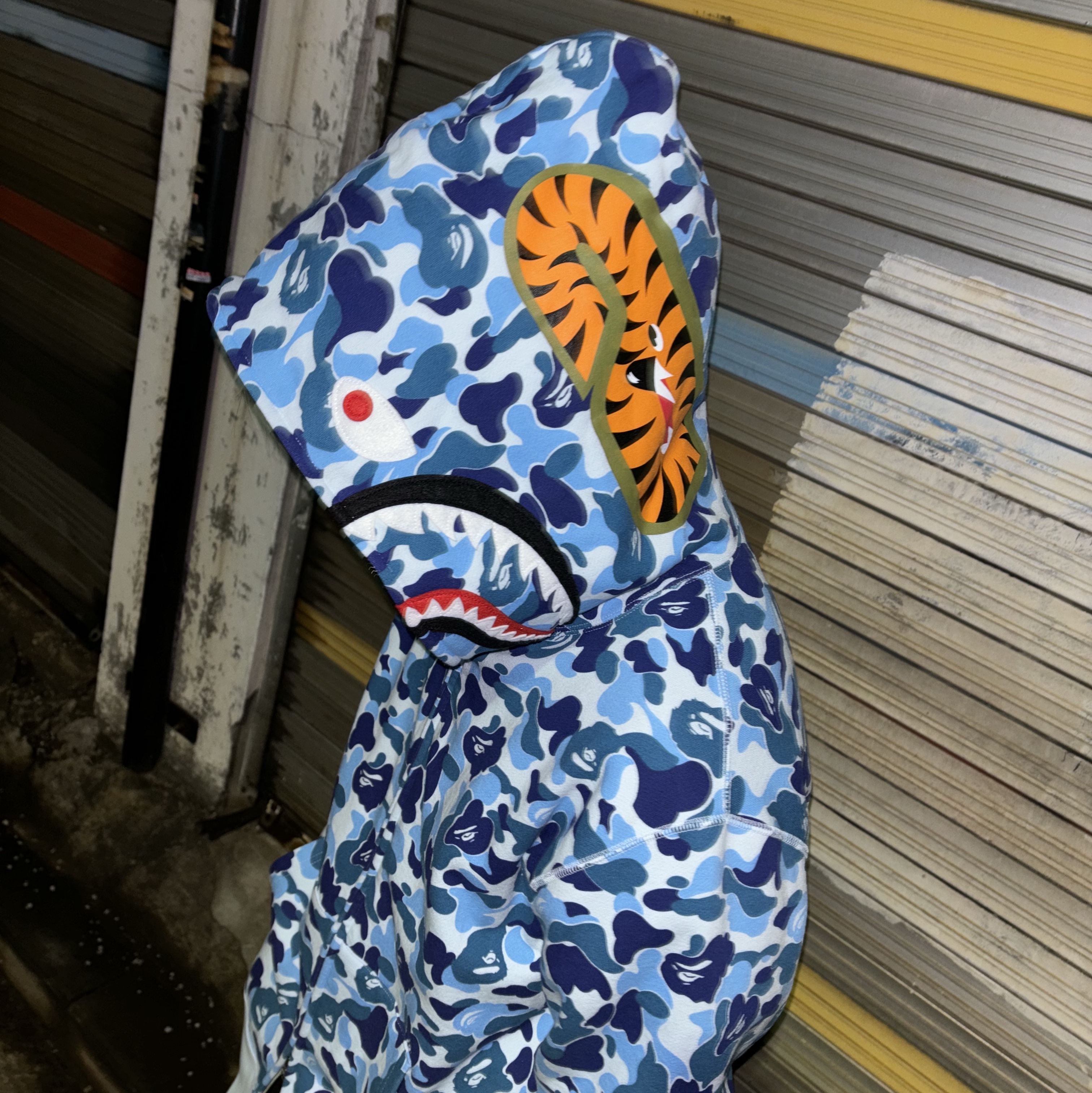 BAPE Color Camo Shark Full Zip Hoodie Navy 착용 스타일 - 2