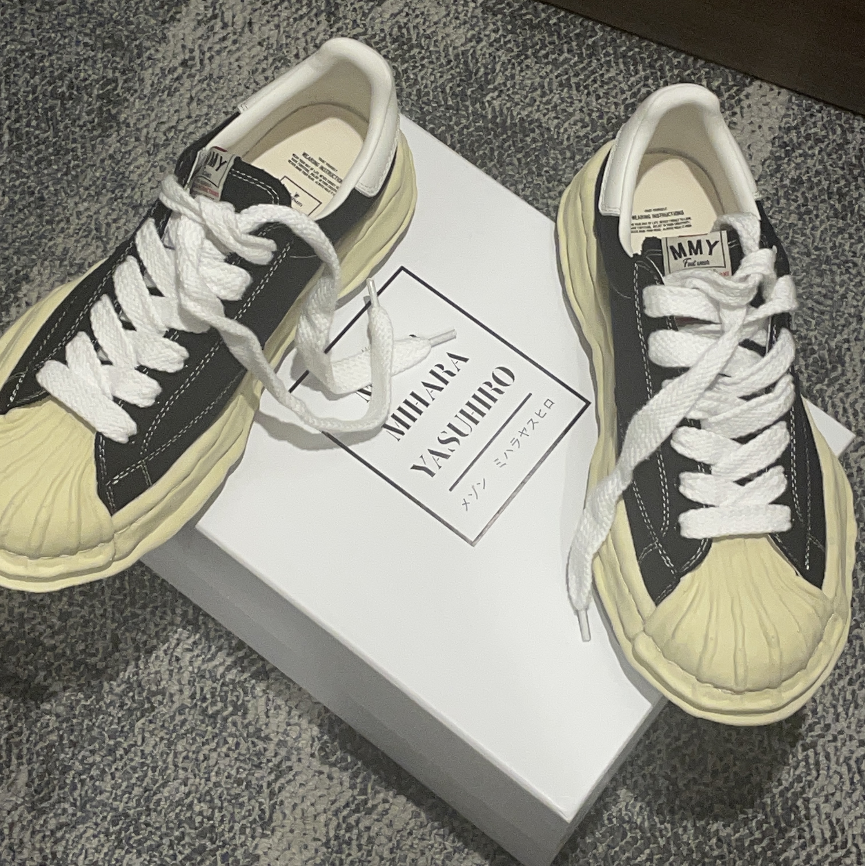 Maison Mihara Yasuhiro Blakey VL OG Sole Canvas Low-top Sneakers Black 착용 스타일 - 1