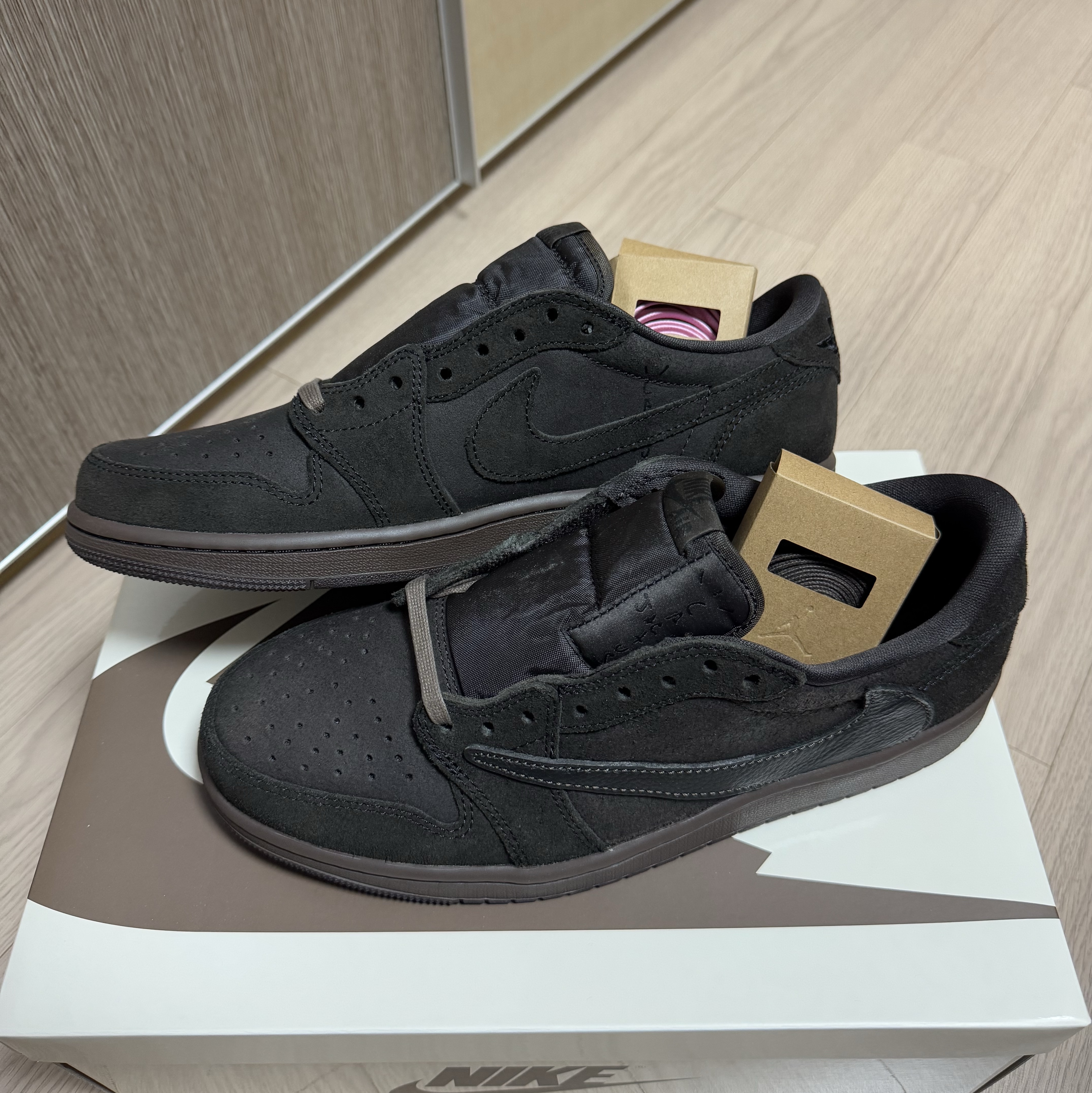 Jordan 1 x Travis Scott Retro Low OG SP Velvet Brown and Dark Mocha 착용 스타일