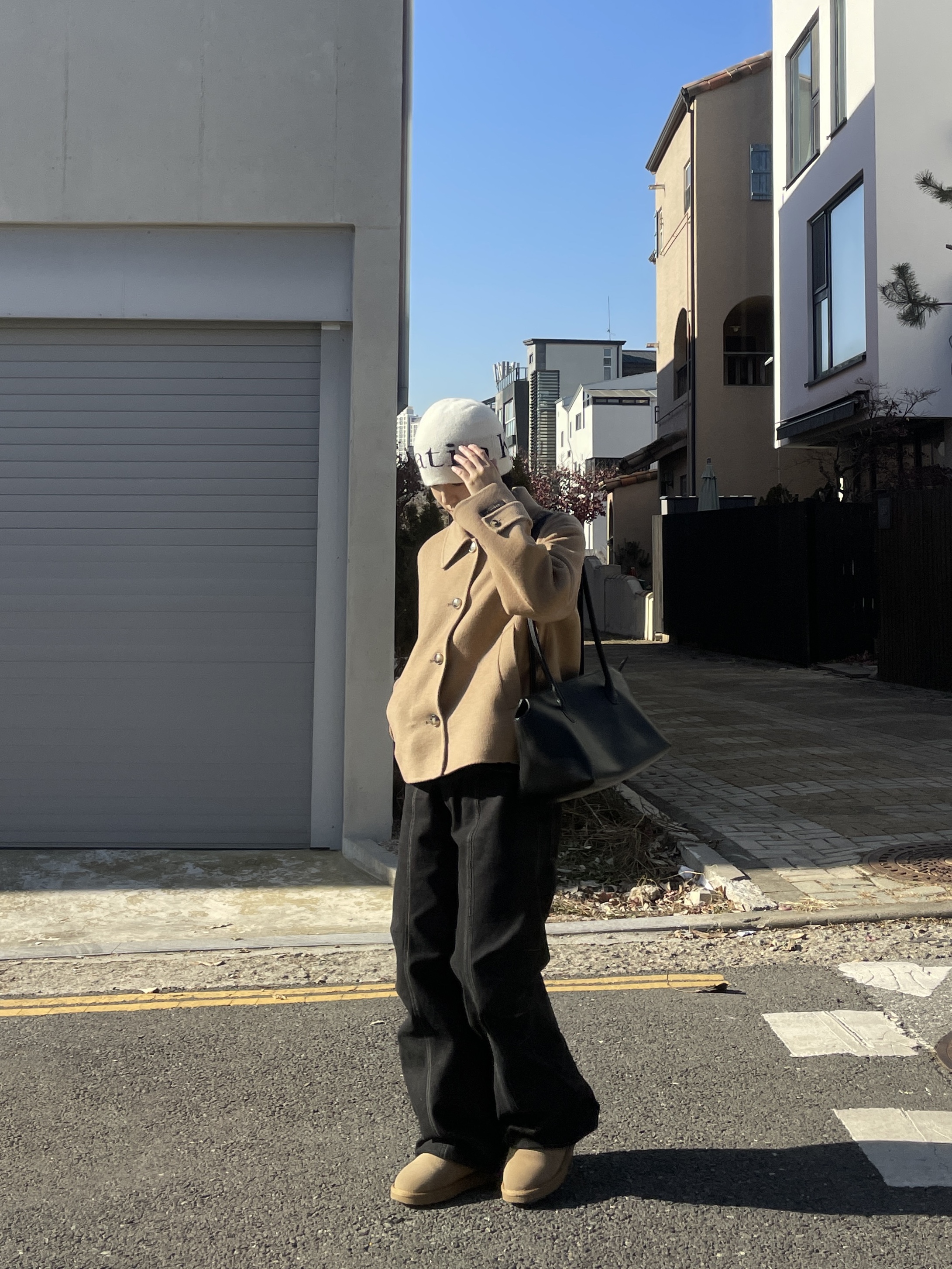 Matin Kim Logo Jacquard Short Beanie White 착용 스타일