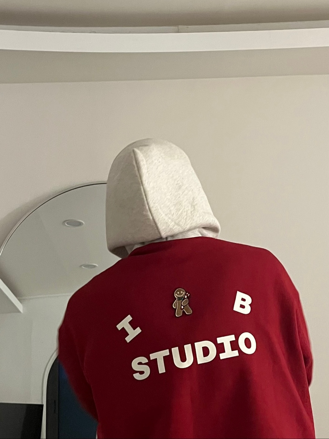 IAB Studio 24 Christmas Hoodie Burgundy Oatmeal 착용 스타일