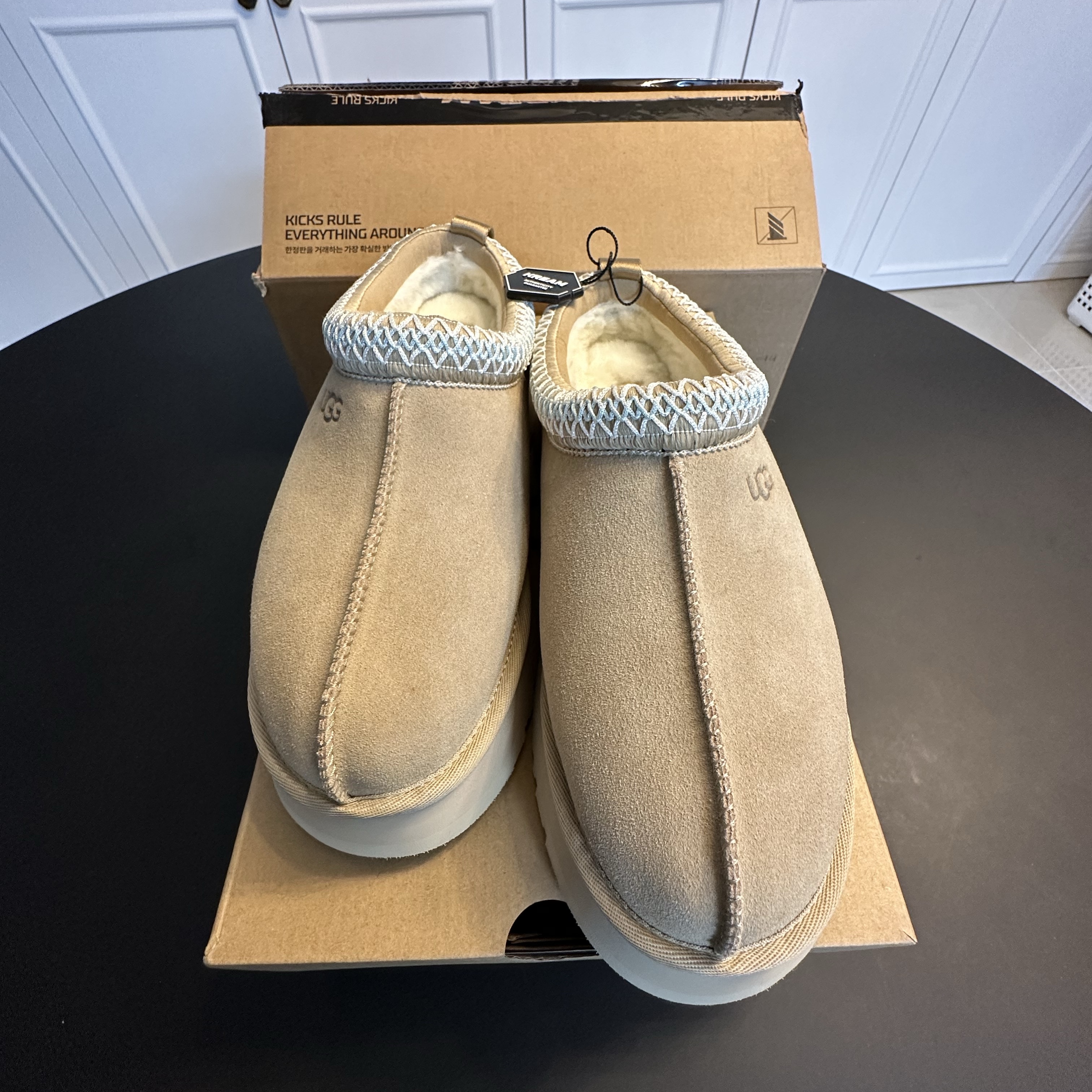 (W) UGG Tazz Slipper Sand 착용 스타일 - 2