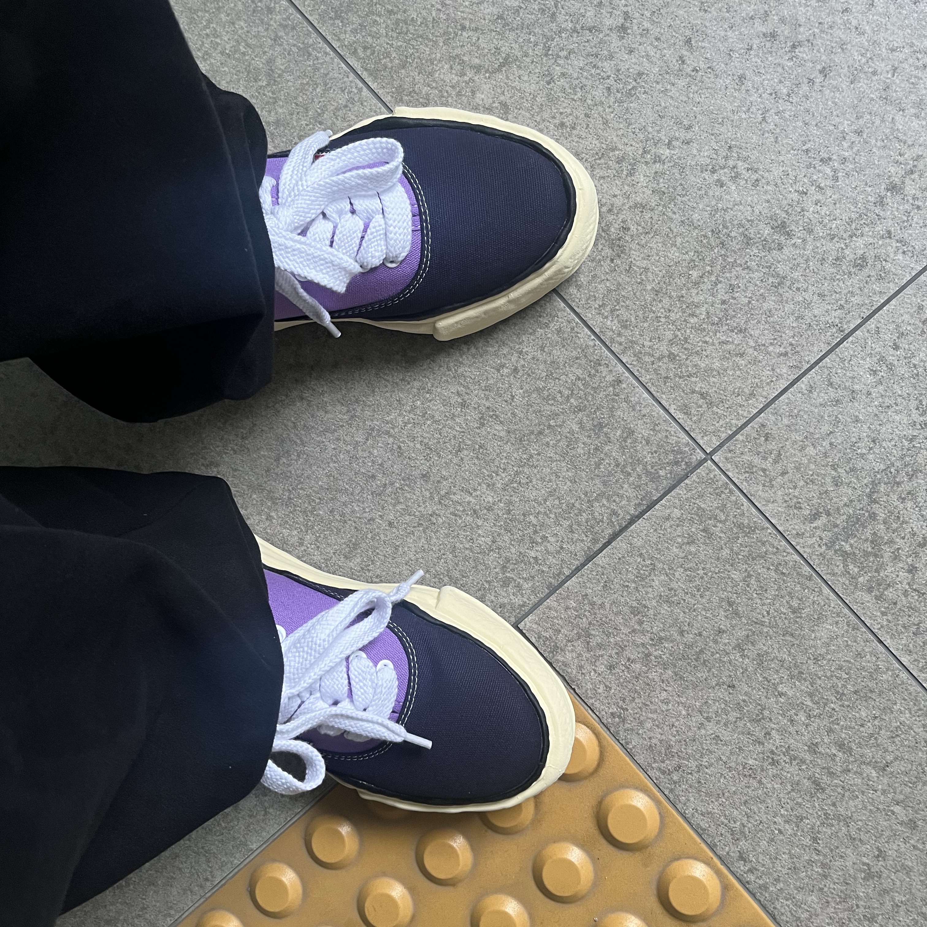 Maison Mihara Yasuhiro Baker OG VL Sole Bicolor Canvas Low-top Sneakers Navy Purple 착용 스타일