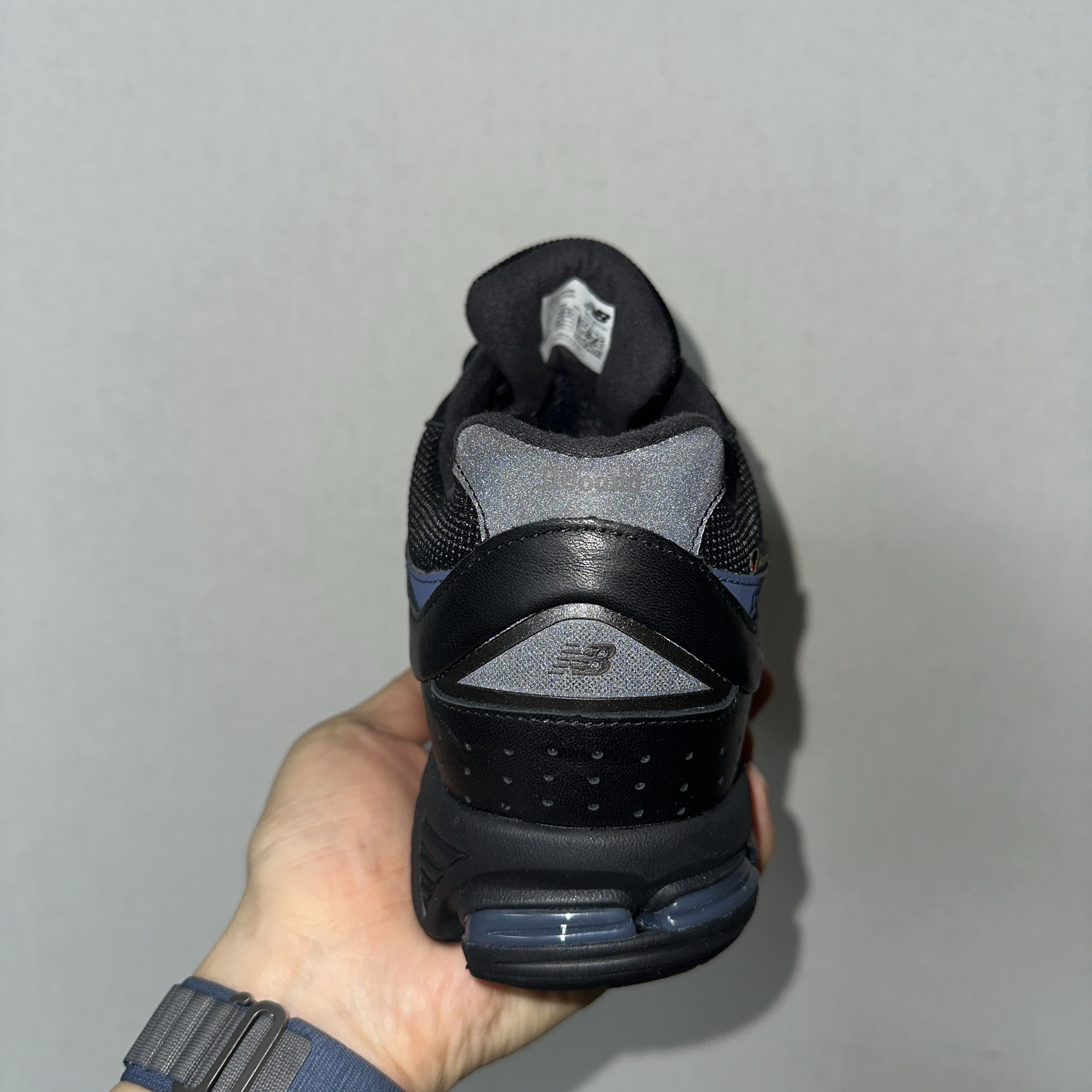 New Balance x JJJJound 2002R Leather Gore-Tex Black Storm 착용 스타일 - 5