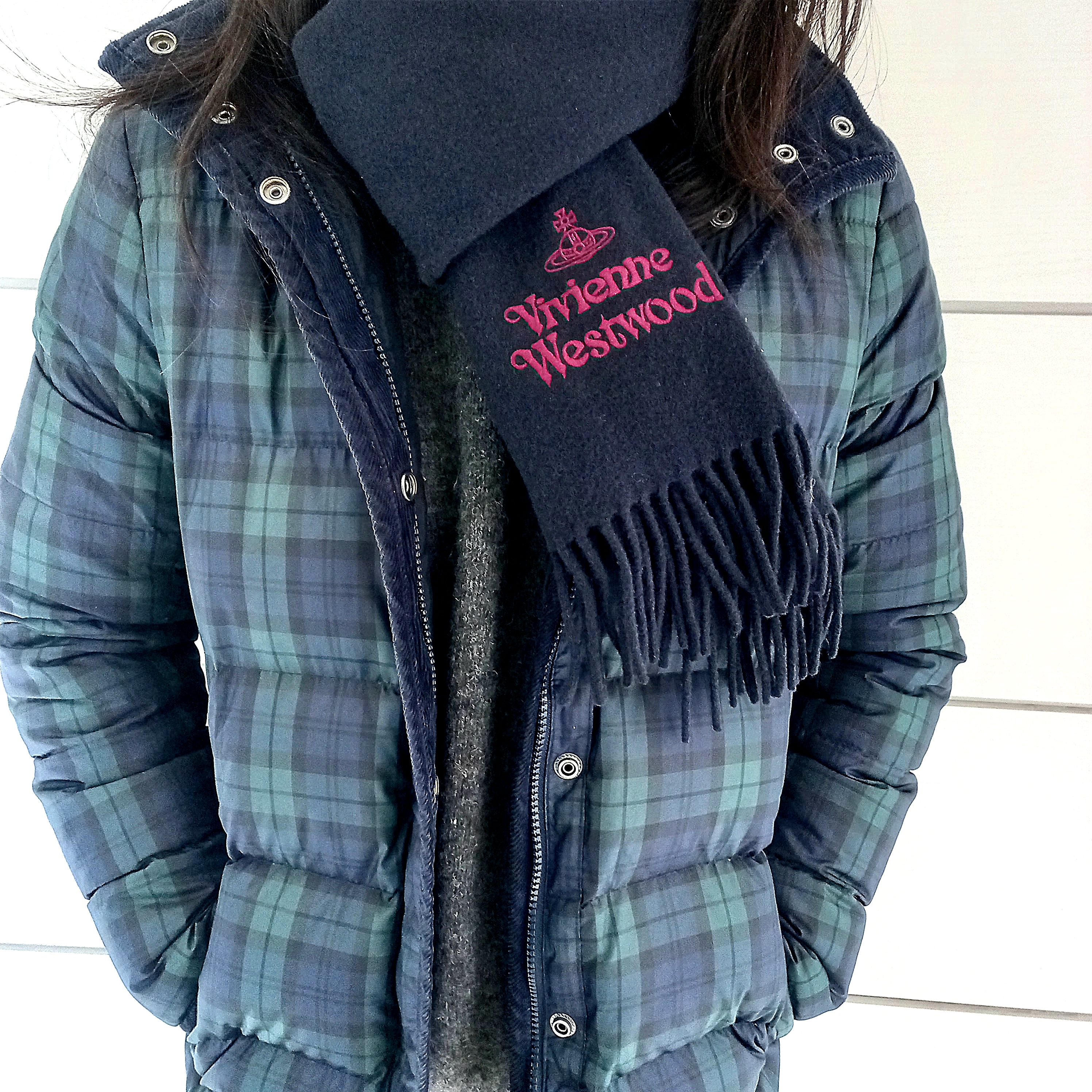Vivienne Westwood Embroidered Logo Muffler Navy 착용 스타일 - 1