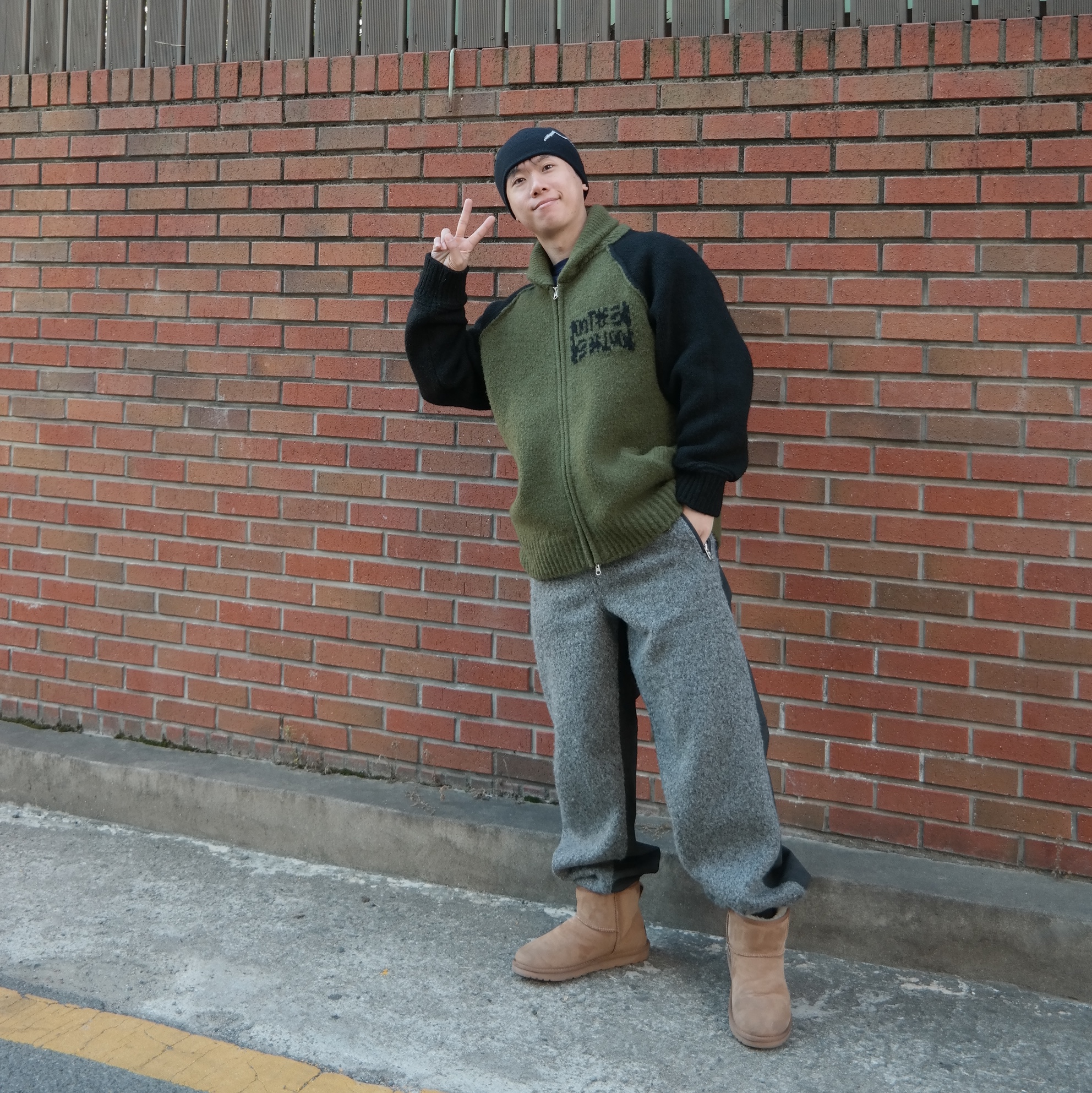 Cayl Logo Short Beanie Black, UGG Classic Mini Boots Chestnut 착용 스타일 - 3