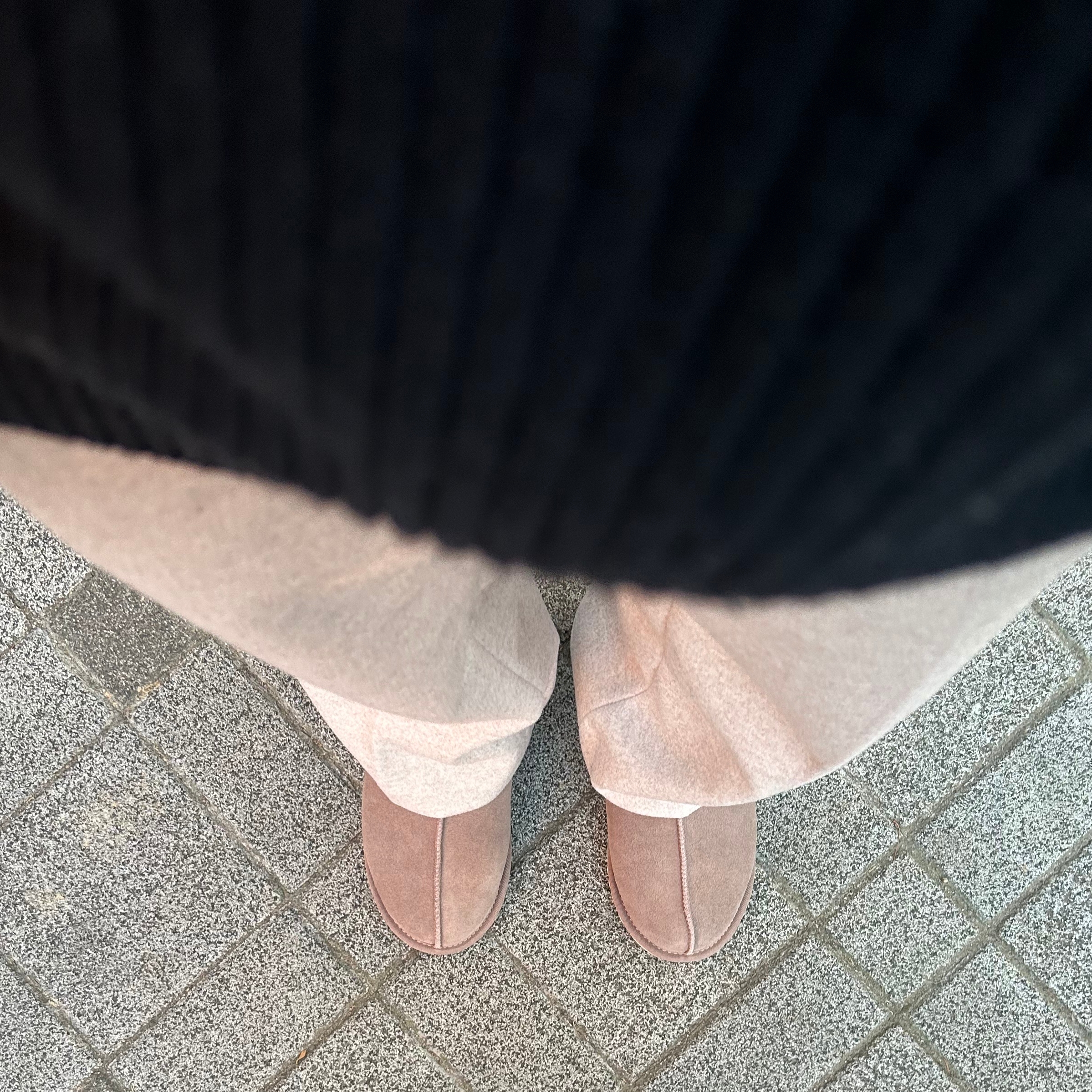 UGG Tasman Slipper Caribou, Celine Oversized Sweater in Ribbed Wool Black 착용 스타일