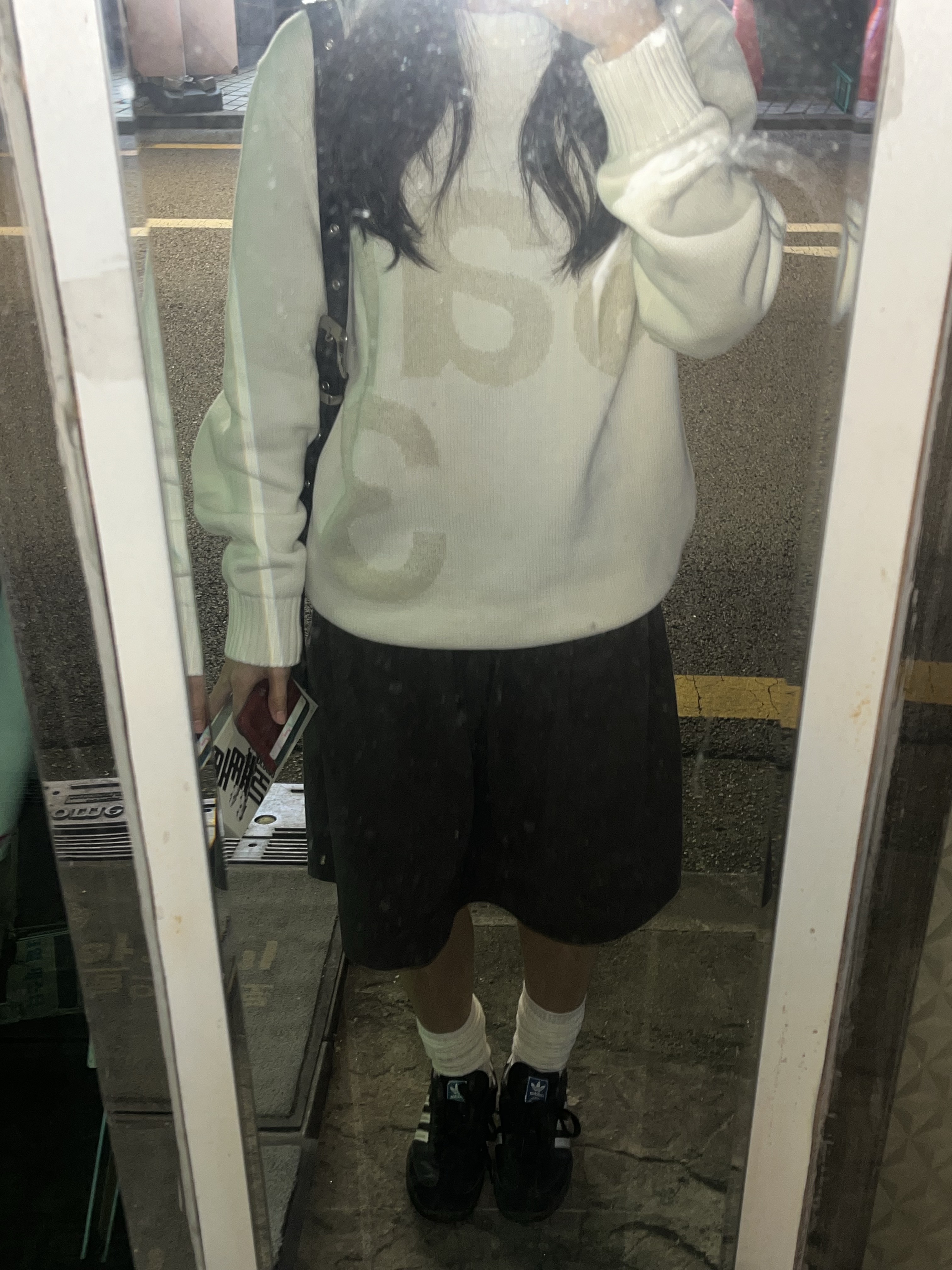 [KREAM 단독] Safarispot Basic Safari Knit White, Adidas Samba OG Black White Gum 착용 스타일 - 3