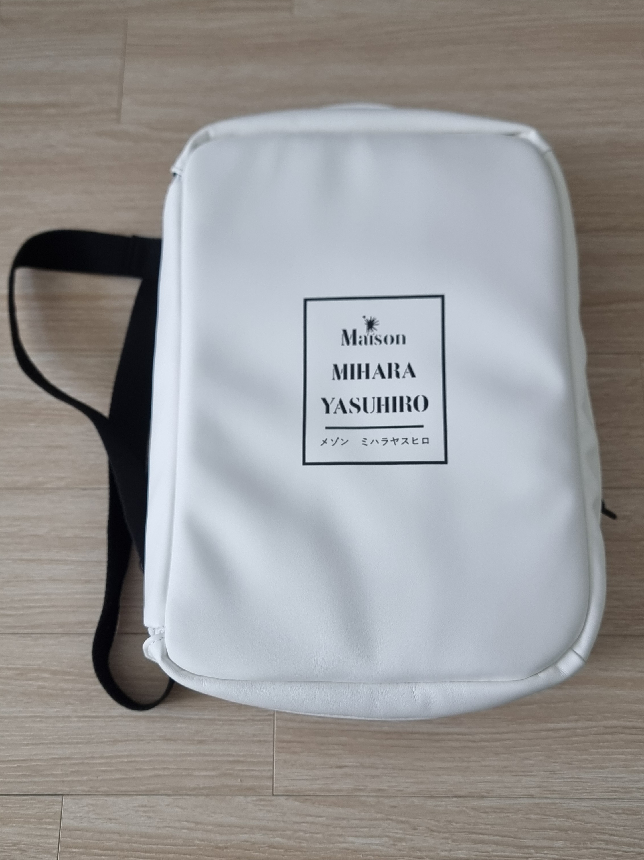 Odyssey x Maison Mihara Yasuhiro Cross Bag White 착용 스타일