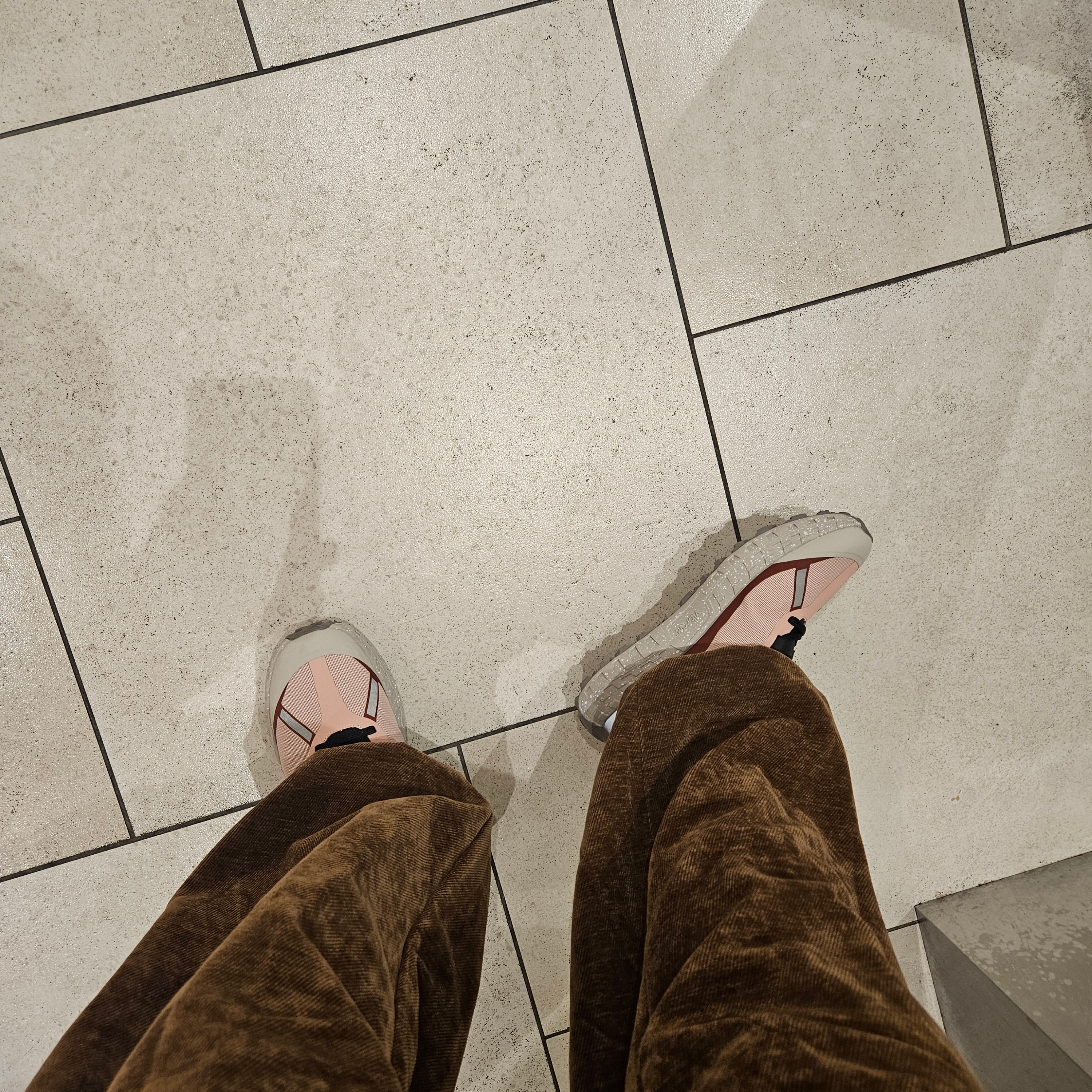 Norda 001 LTD Edition Axolotl, Haleine Velour Folding Sweatpants Brown 착용 스타일