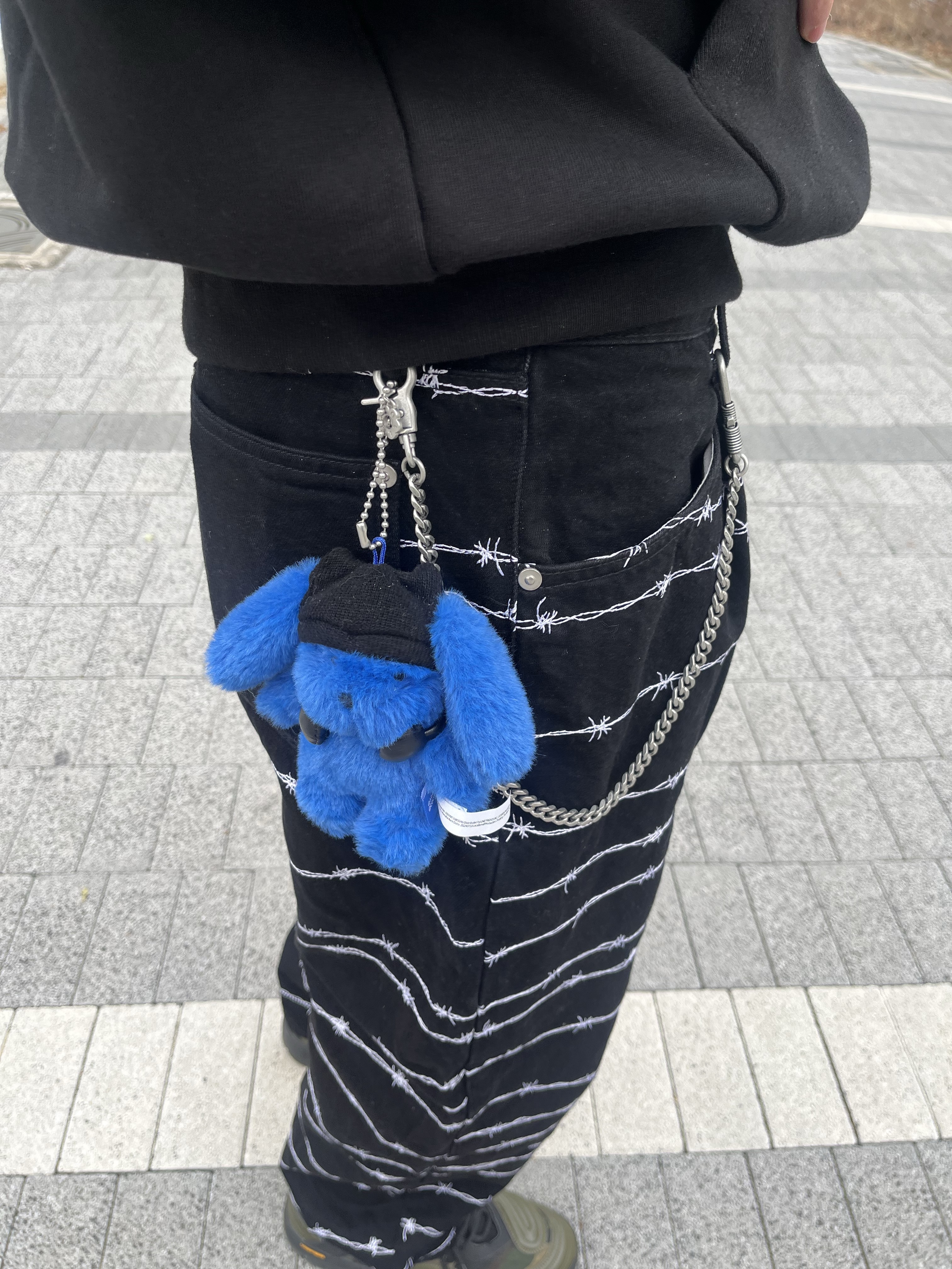 NewJeans x Coller Furry Bunny Plush Keyring Tide Blue, Thevinylhouse Typo Hoodie Black 착용 스타일 - 5