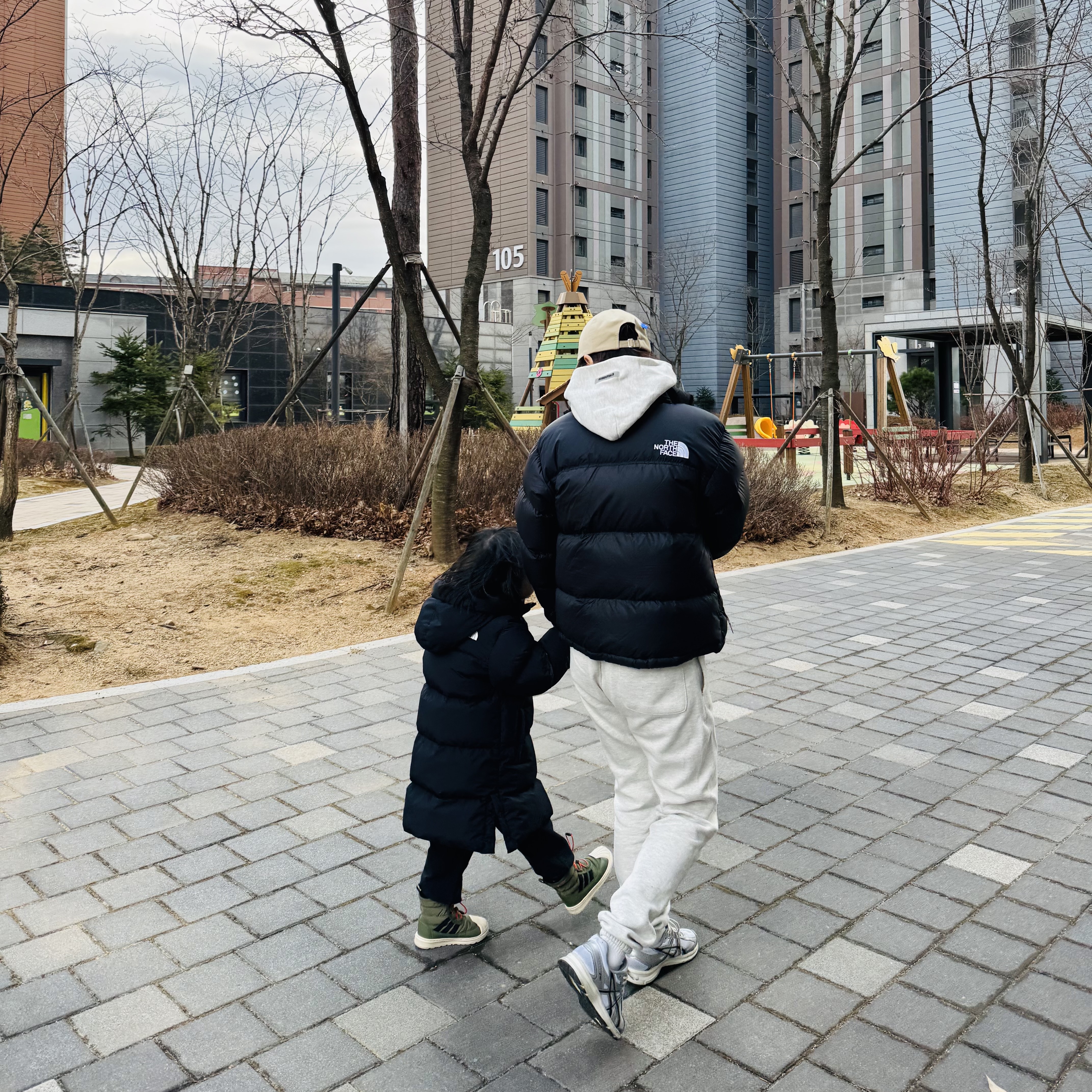 Ader Error x Zara Pleated Cap Beige, Essentials 3D Silicon Applique Pullover Hoodie Oatmeal/Oatmeal Heather/Light Heather Oatmeal 2020 착용 스타일