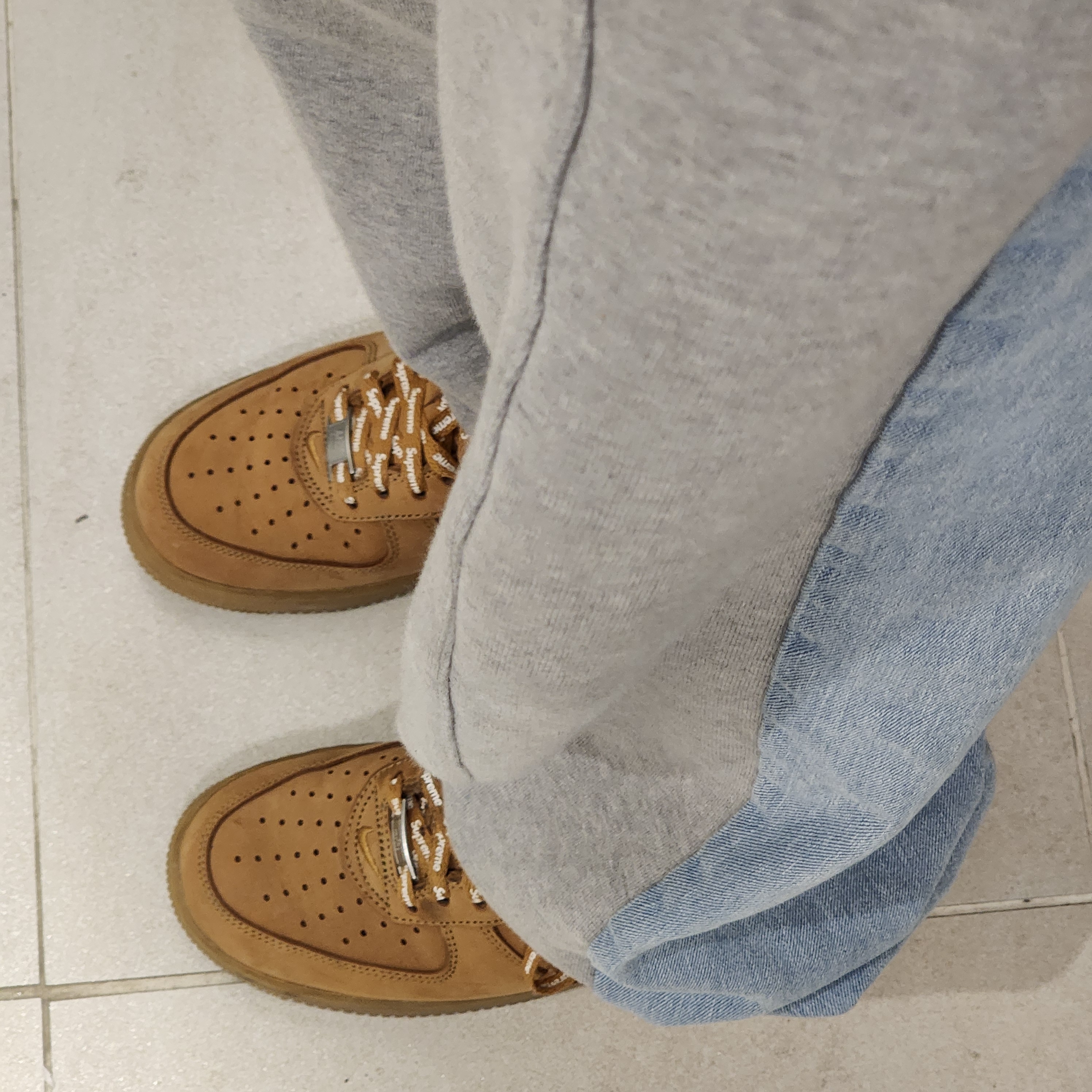 Nike x Supreme Air Force 1 Low Flax 착용 스타일