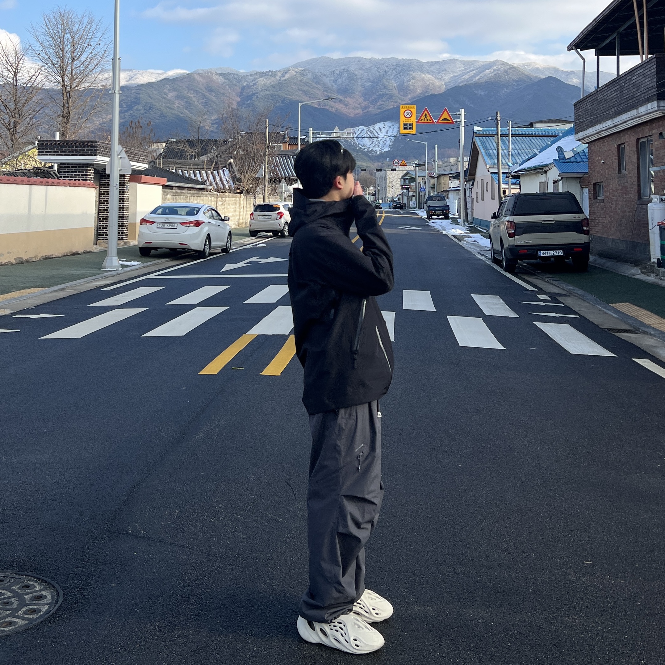 Adidas Yeezy Foam RNNR Sand, Arc'teryx Beta LT Jacket Black 착용 스타일