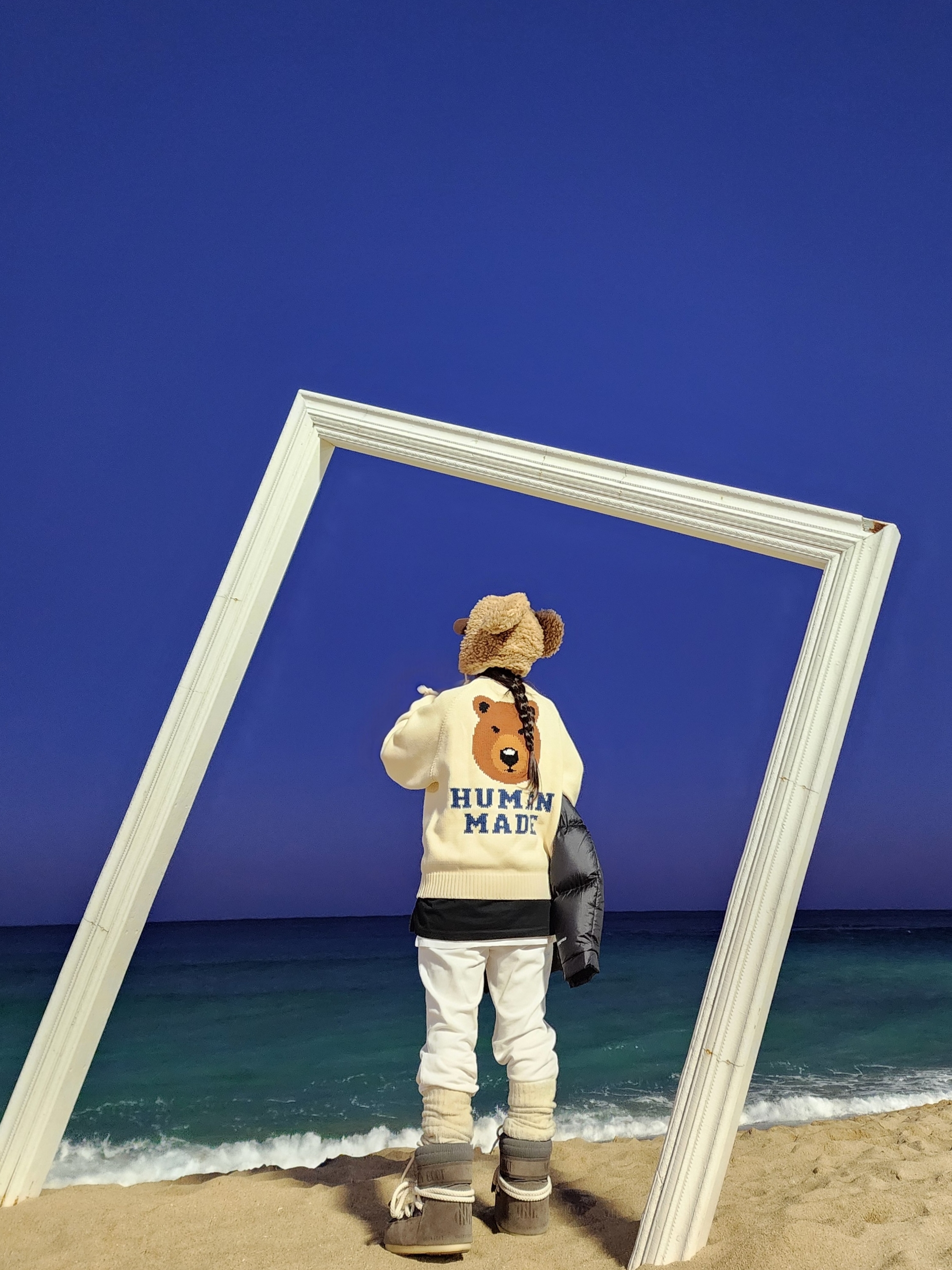 (W) Moon Boot x Casestudy CS Icon Low Boots Taupe, Human Made Bear Raglan Knit Sweater White 착용 스타일