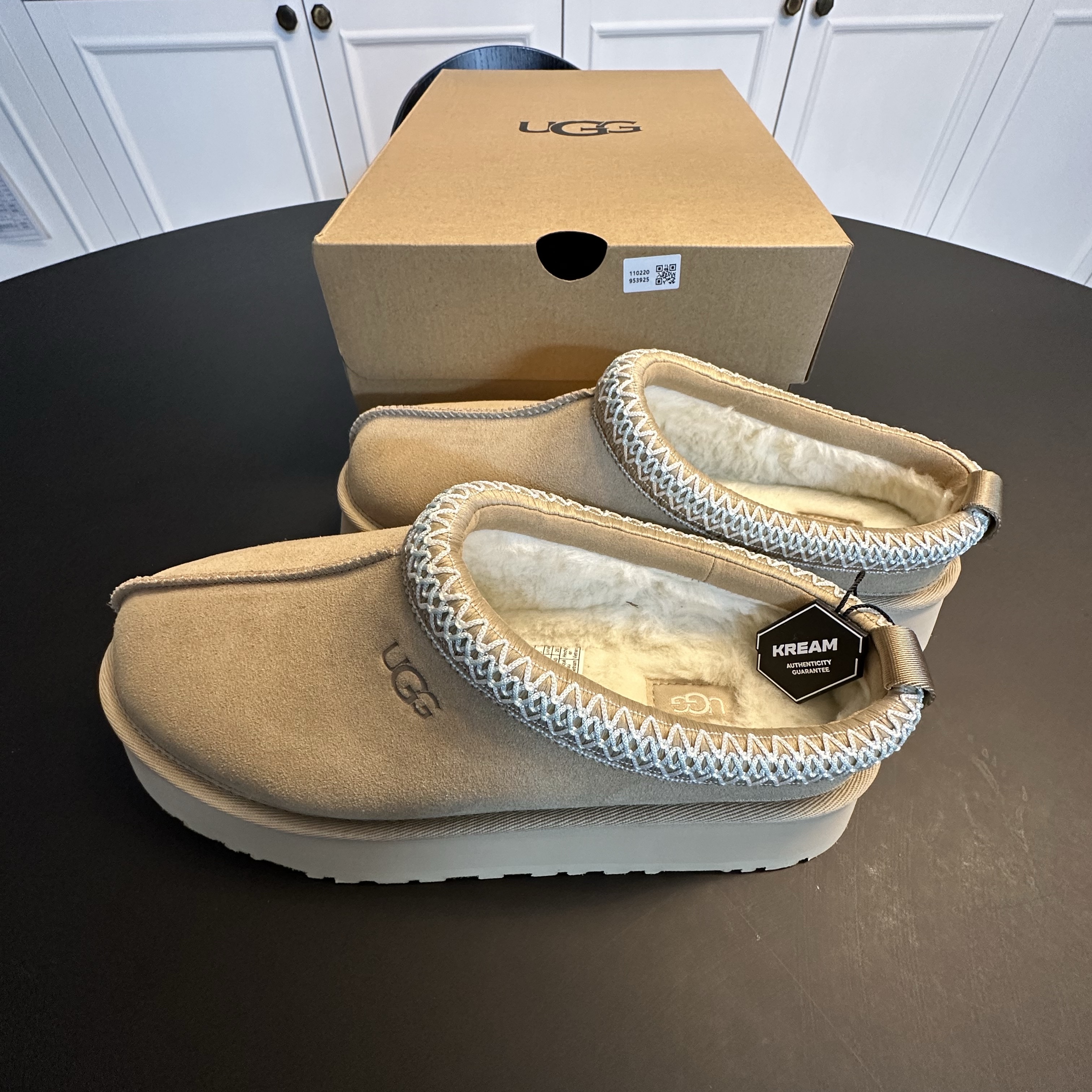 (W) UGG Tazz Slipper Sand 착용 스타일 - 4