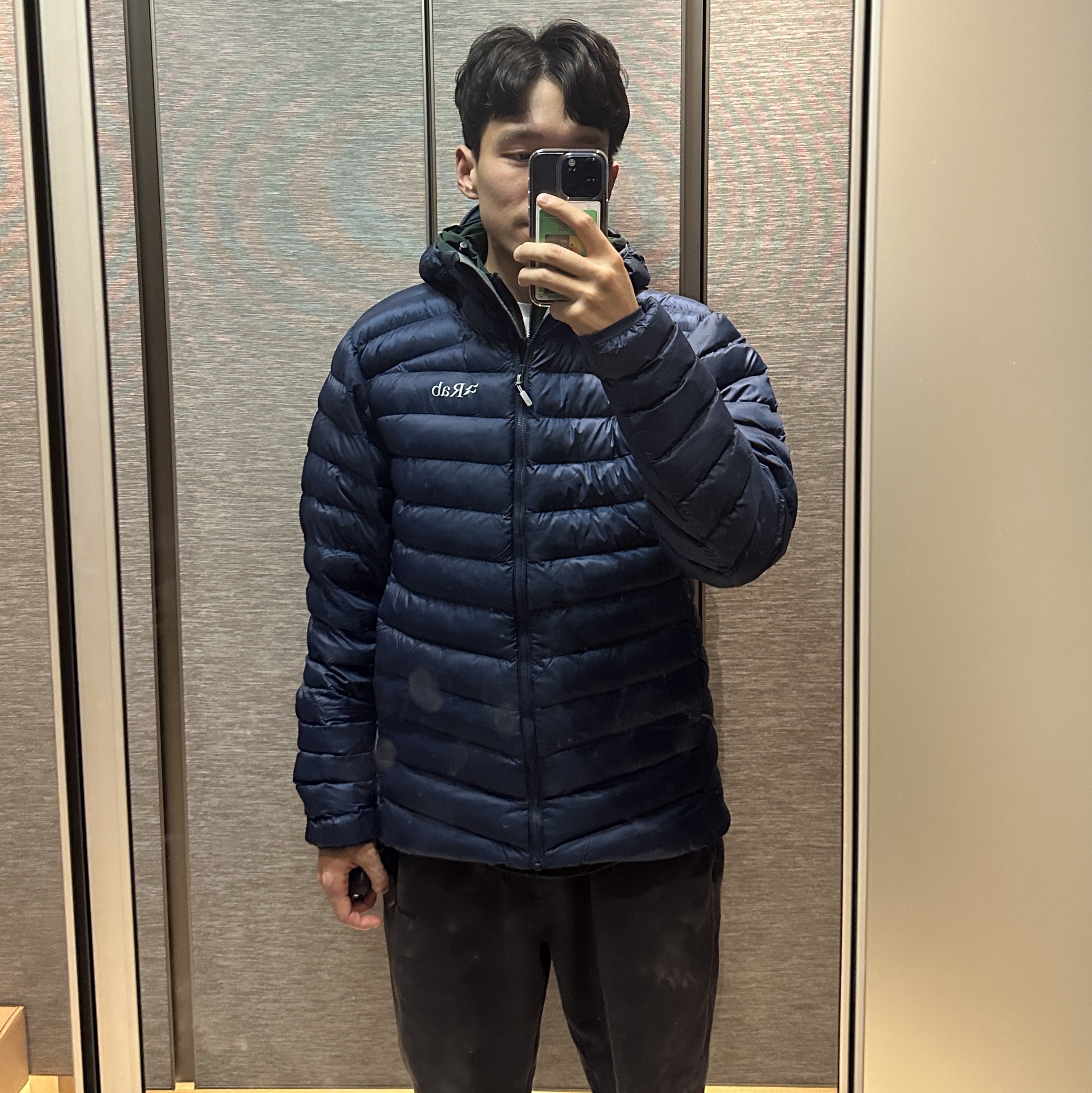 Rab Microlight Alpine Jacket Black 착용 스타일