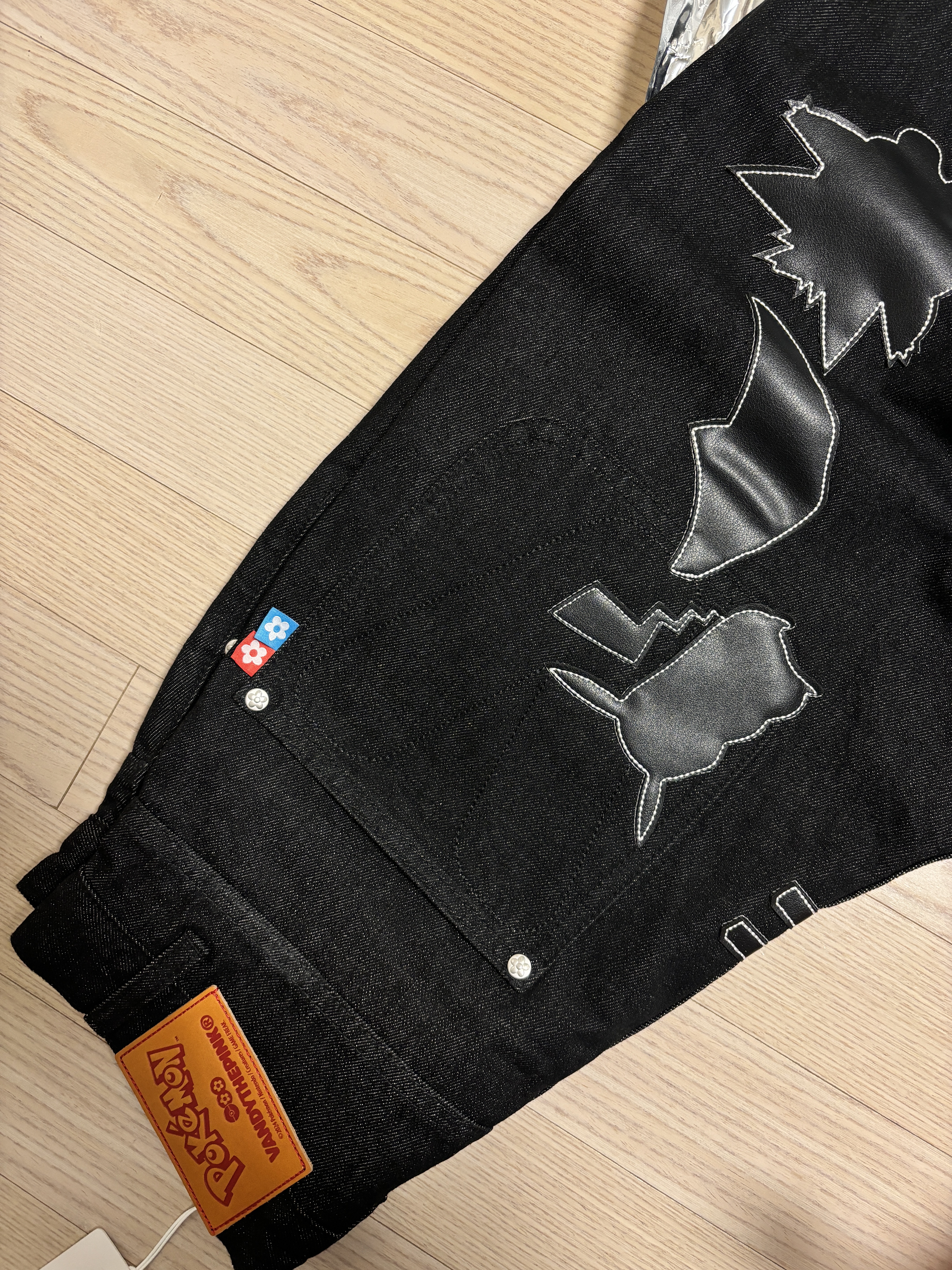Vandy The Pink x Pokemon Leather Patch Silhouette Denim Black 착용 스타일