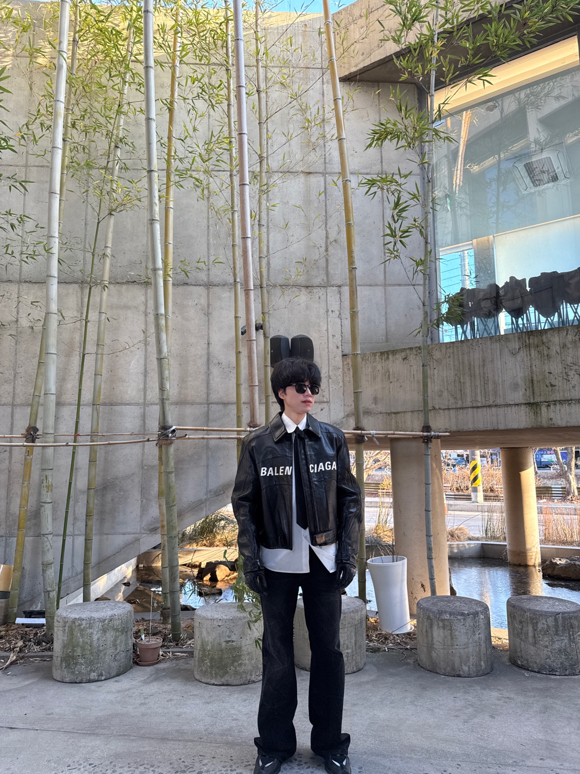 Nike x Martine Rose Shox MR4 Black, Balenciaga Sporty B Taxi Blouson Black 착용 스타일 - 8