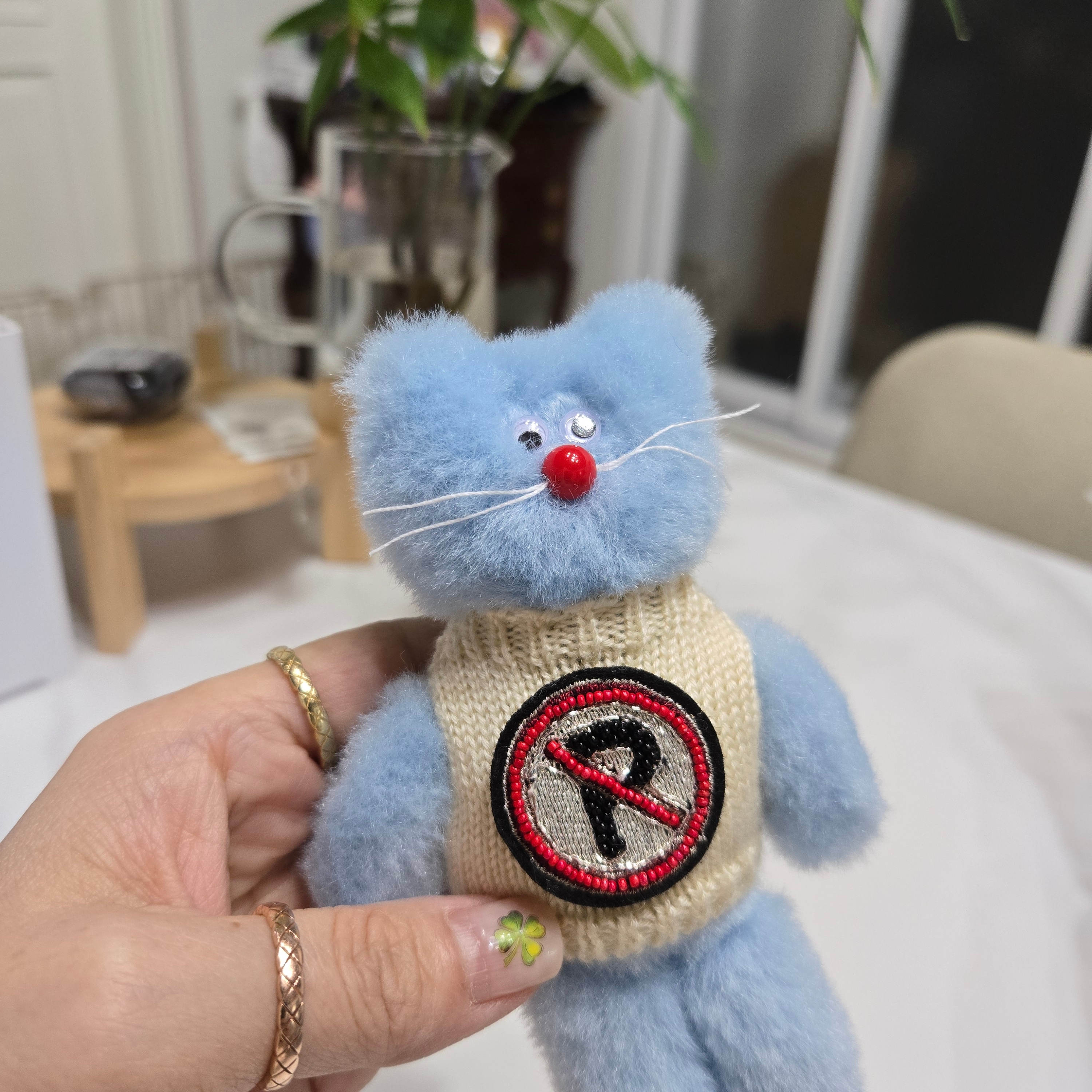 Monamhee x Peaceminusone Syhee Plush Keyring 착용 스타일 - 1