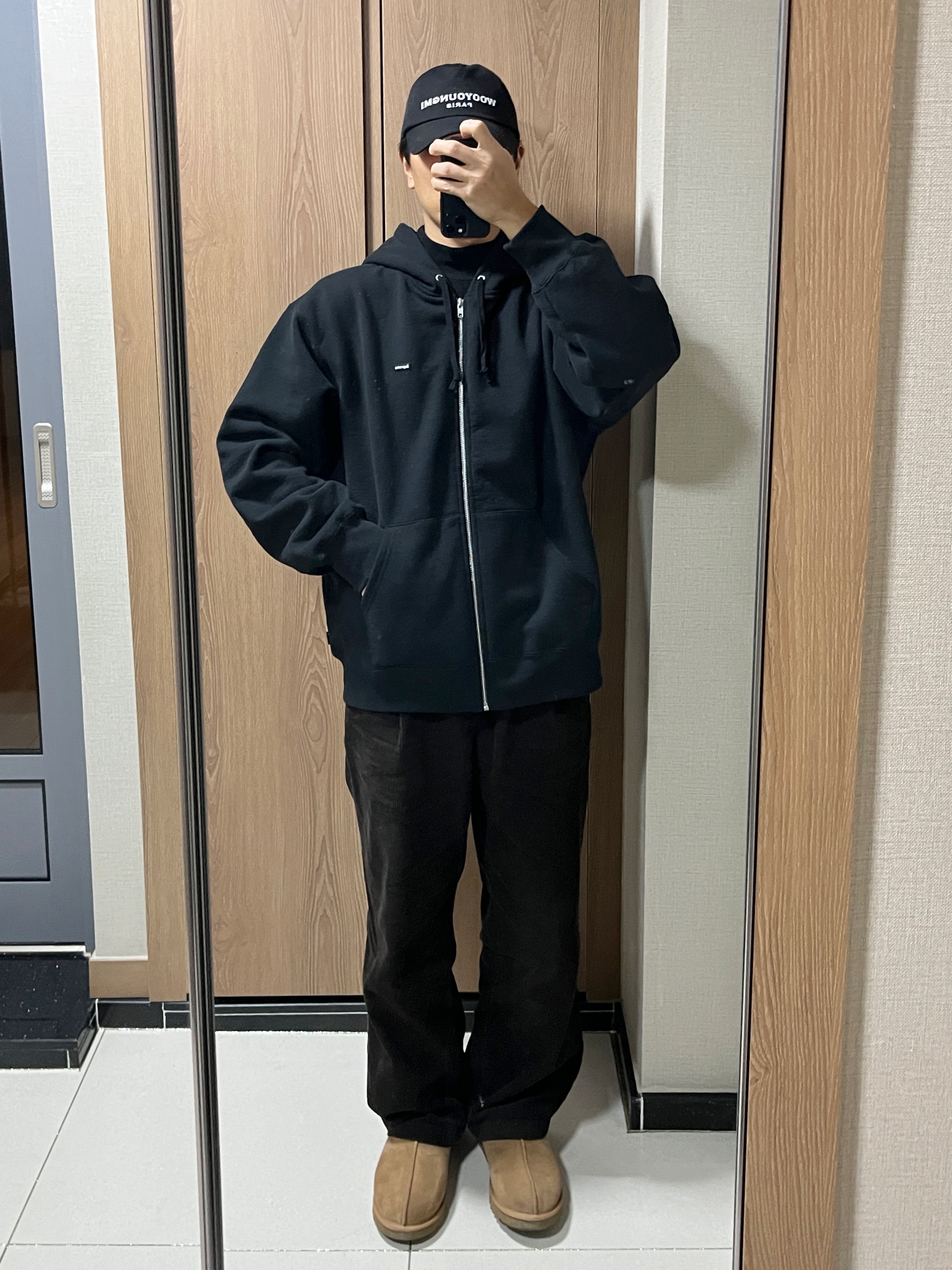 UGG Tasman Slipper Chestnut, Supreme Small Box Zip Up Hooded Sweatshirt Black - 24FW 착용 스타일