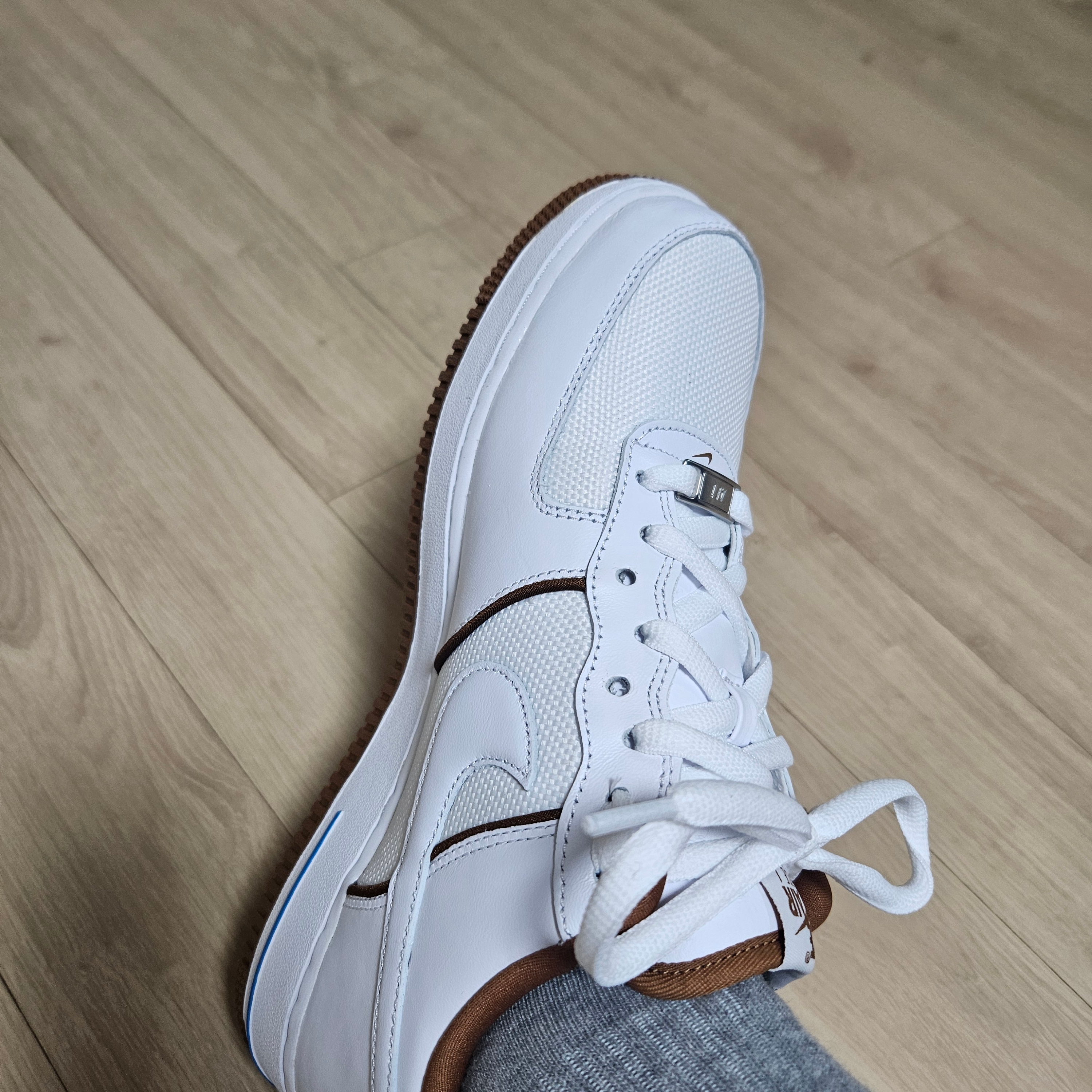 Nike Air Force 1 '07 LX White and Light British Tan 착용 스타일 - 1