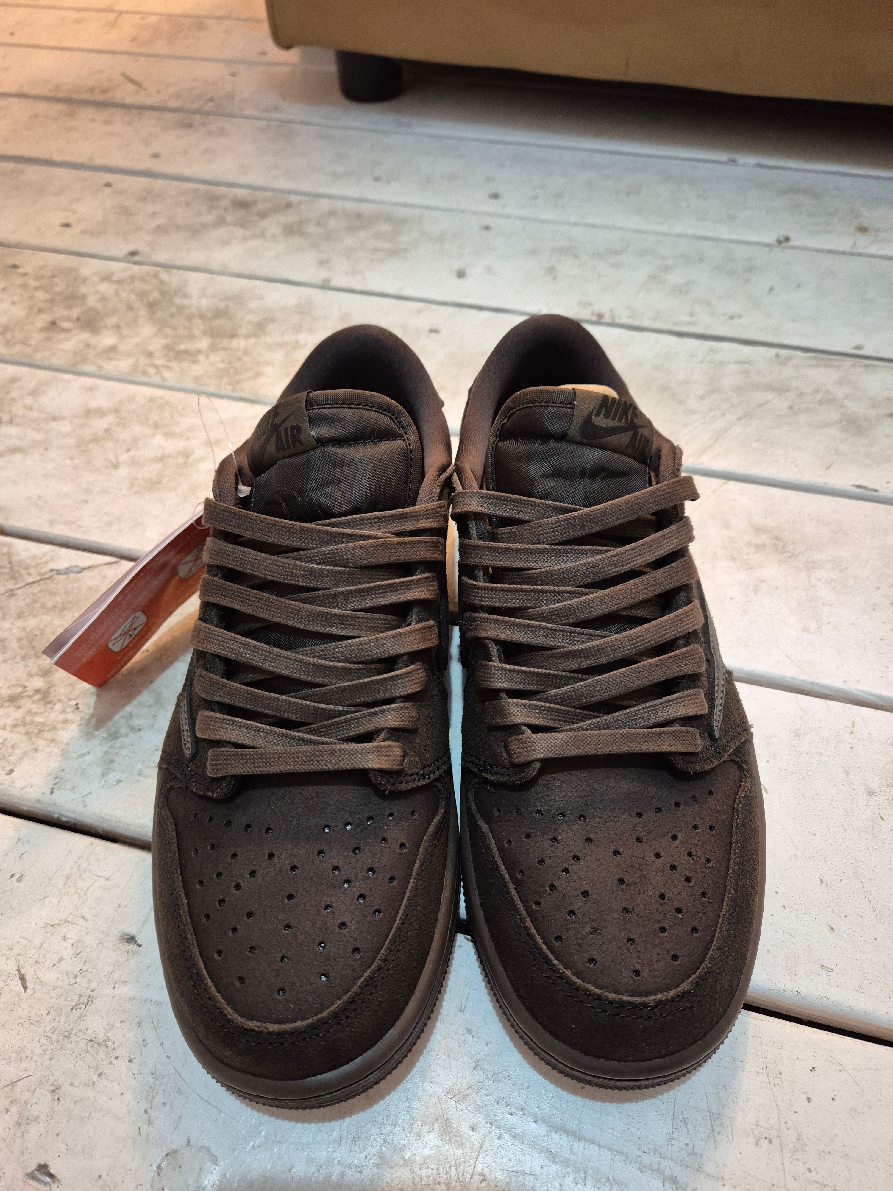 Jordan 1 x Travis Scott Retro Low OG SP Velvet Brown and Dark Mocha 착용 스타일 - 6