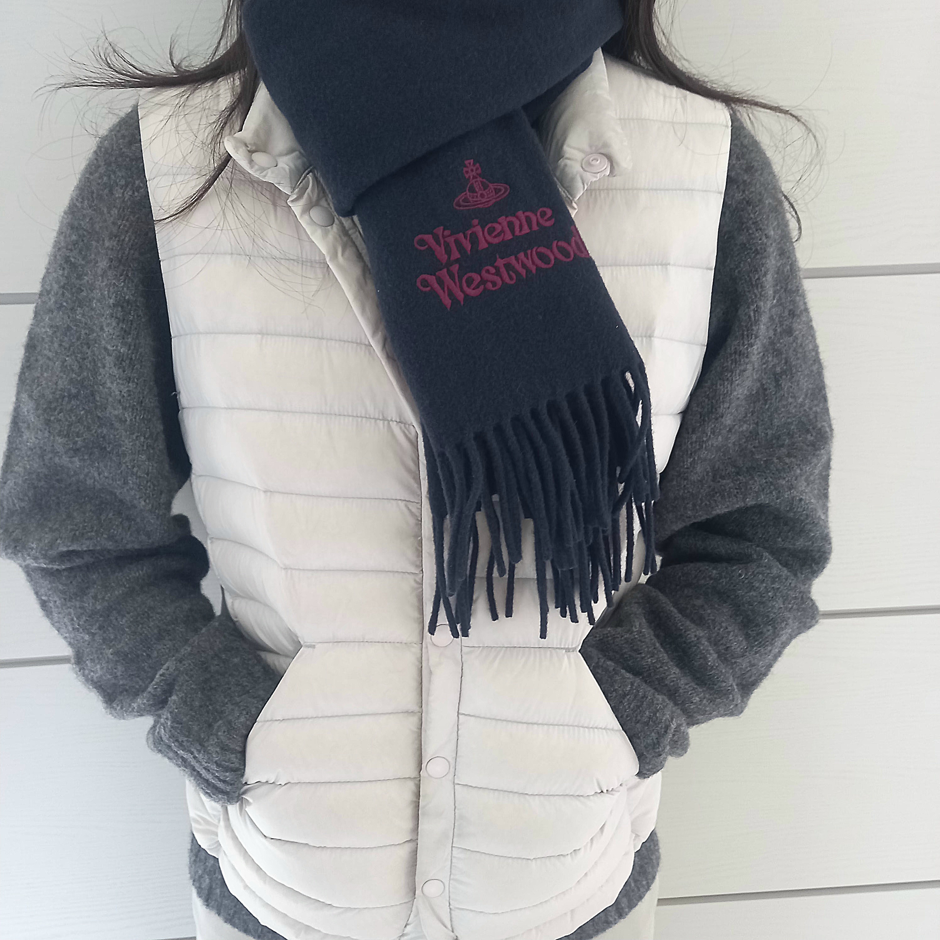 Vivienne Westwood Embroidered Logo Muffler Navy 착용 스타일 - 2