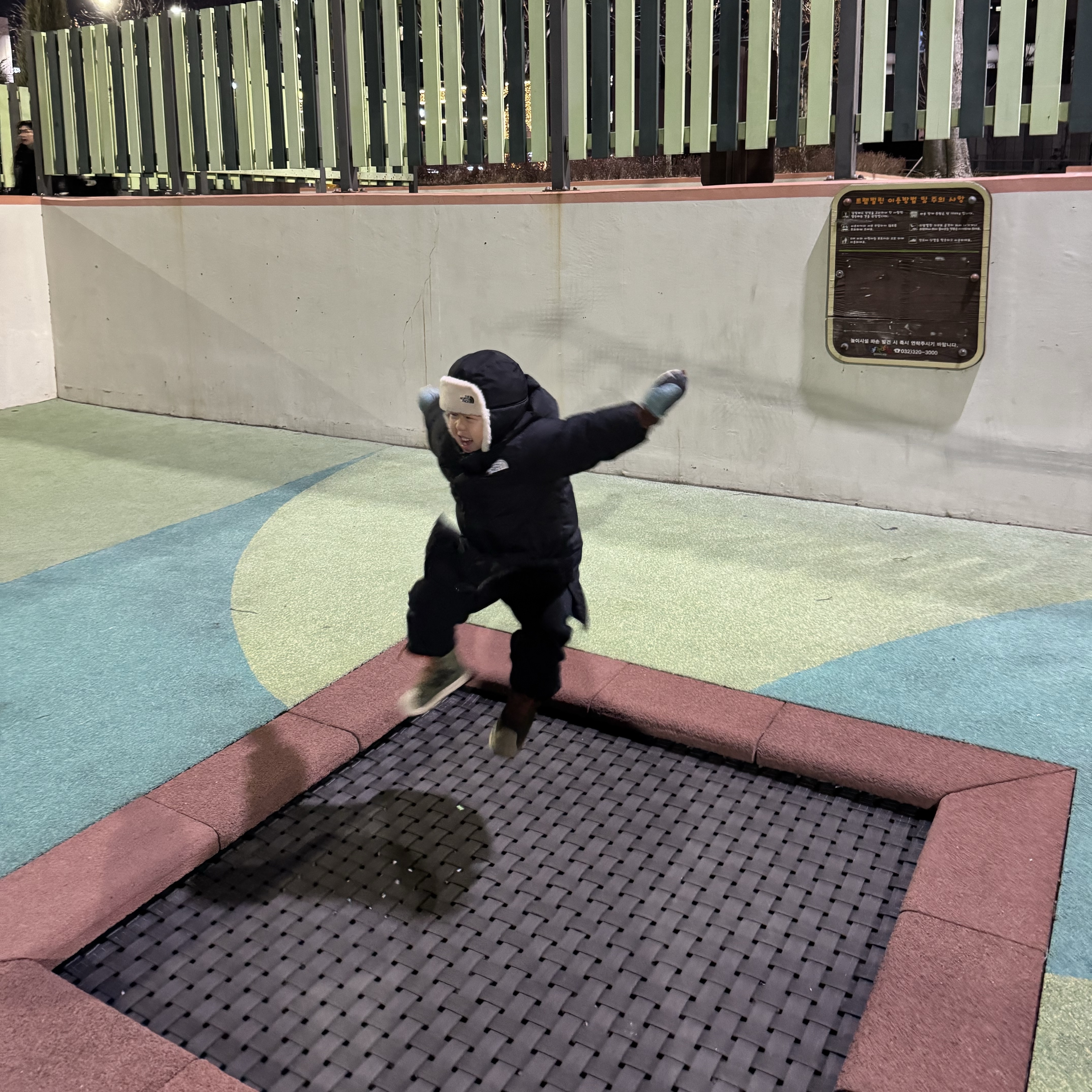 (Kids) Uniqlo UT x Kaws x Warhol Sweatshirt B Black, (Kids) Uniqlo UT x Kaws x Warhol Sweatpants B Black 착용 스타일 - 4