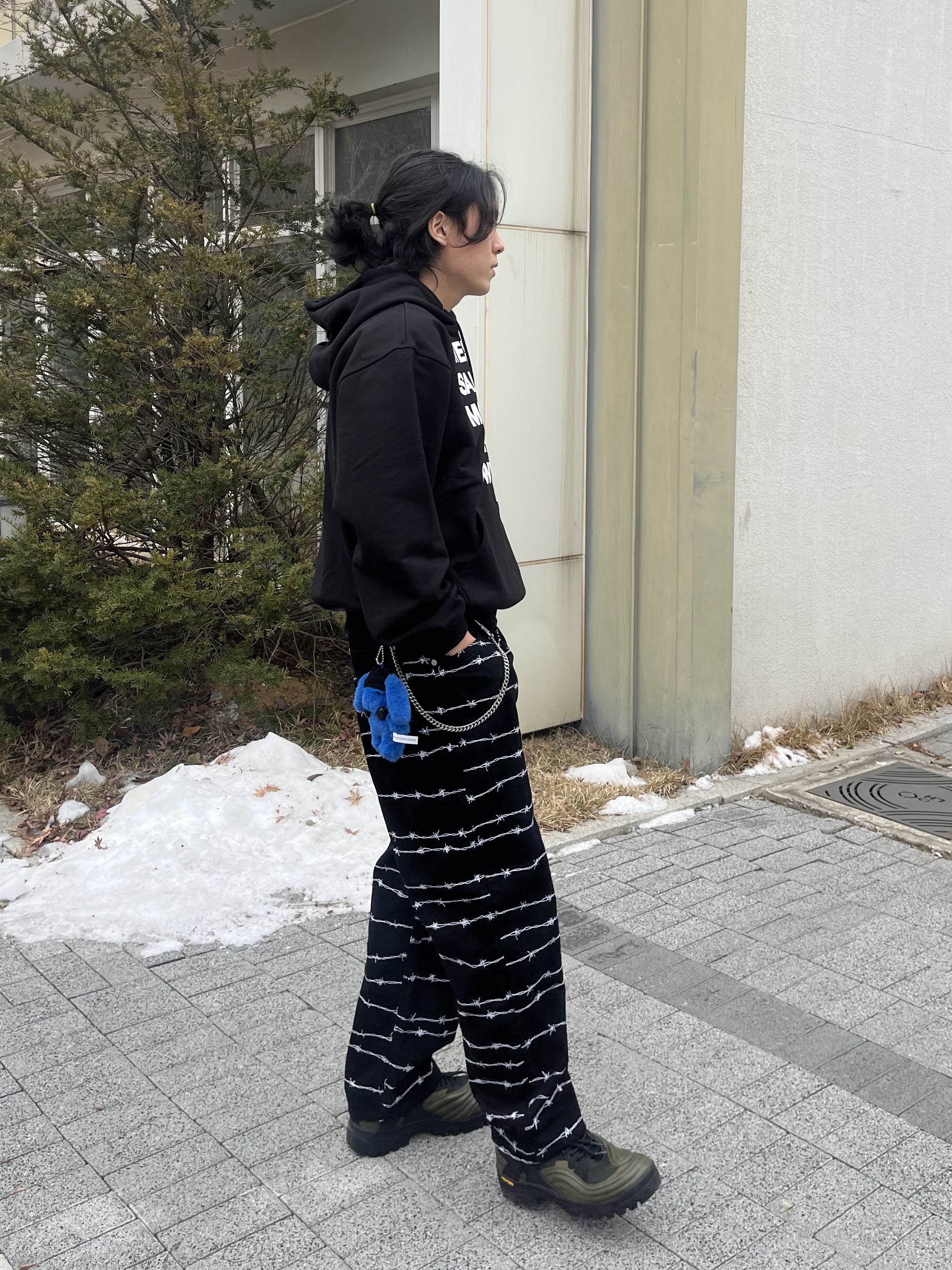 NewJeans x Coller Furry Bunny Plush Keyring Tide Blue, Thevinylhouse Typo Hoodie Black 착용 스타일 - 2