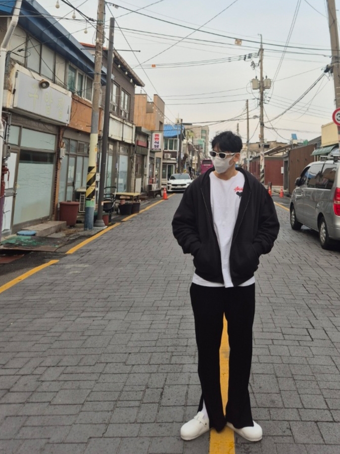 Yeezy YZY Zip-Up Hoodie Black, Stussy Stock Heart T-Shirt White 착용 스타일