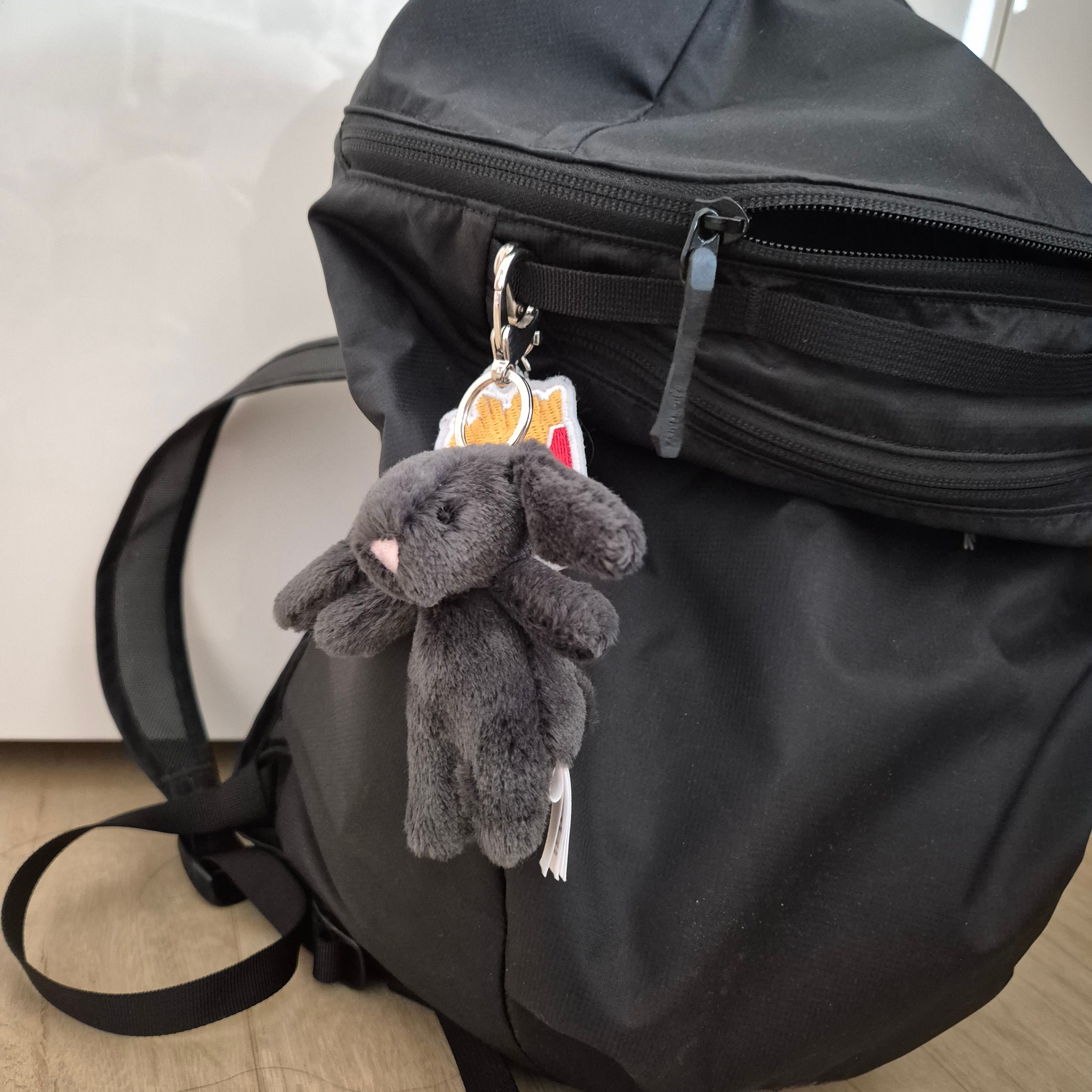 Jellycat Bashful Bunny Bag Charm Ink 착용 스타일