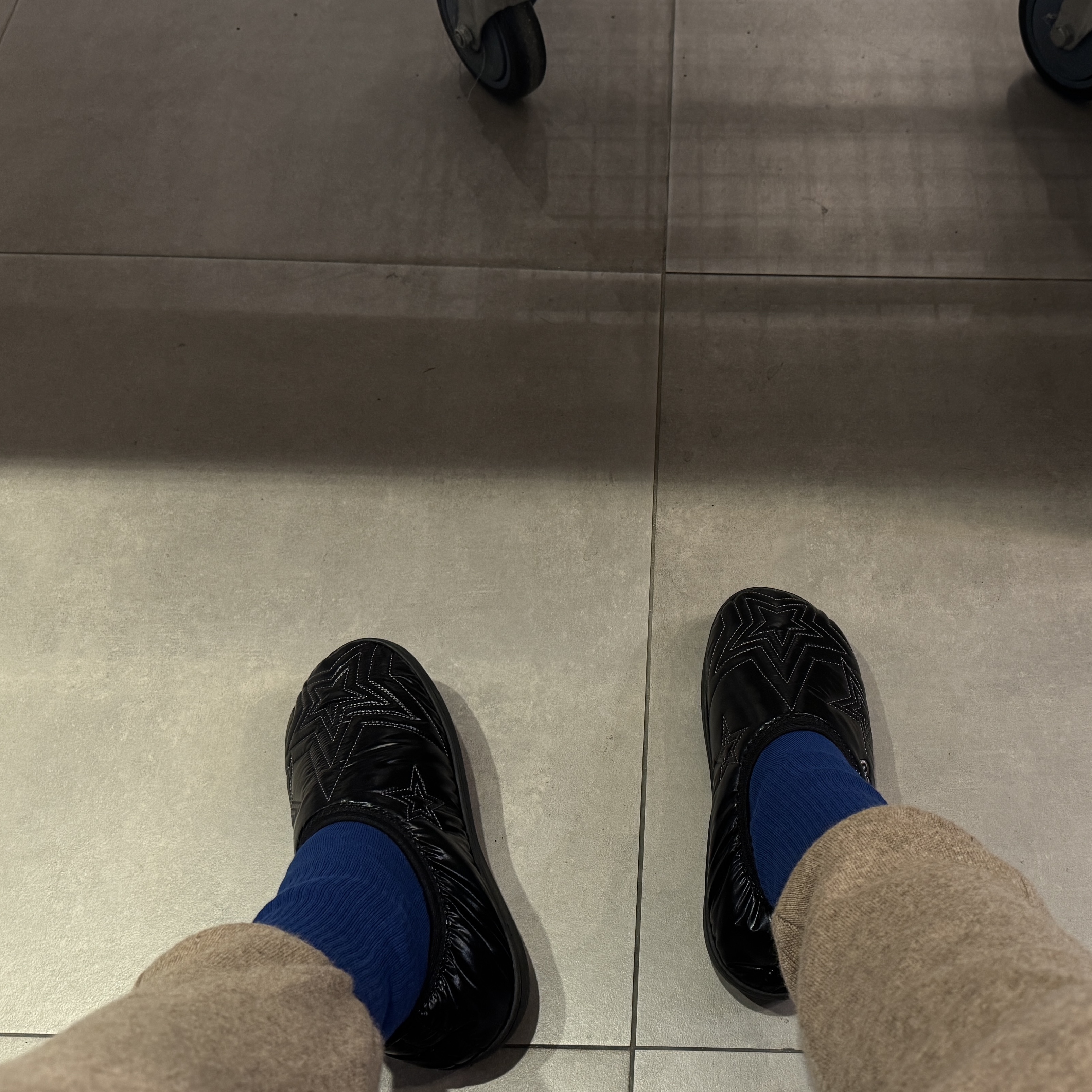 Subu x Coyseio Multi Star Padding Shoes Black, Open Yy Cotton Ball Cap Black 착용 스타일 - 2
