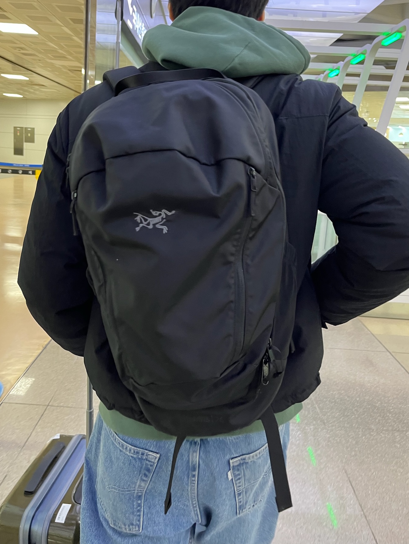 Arc'teryx Mantis 26 Backpack Black 착용 스타일