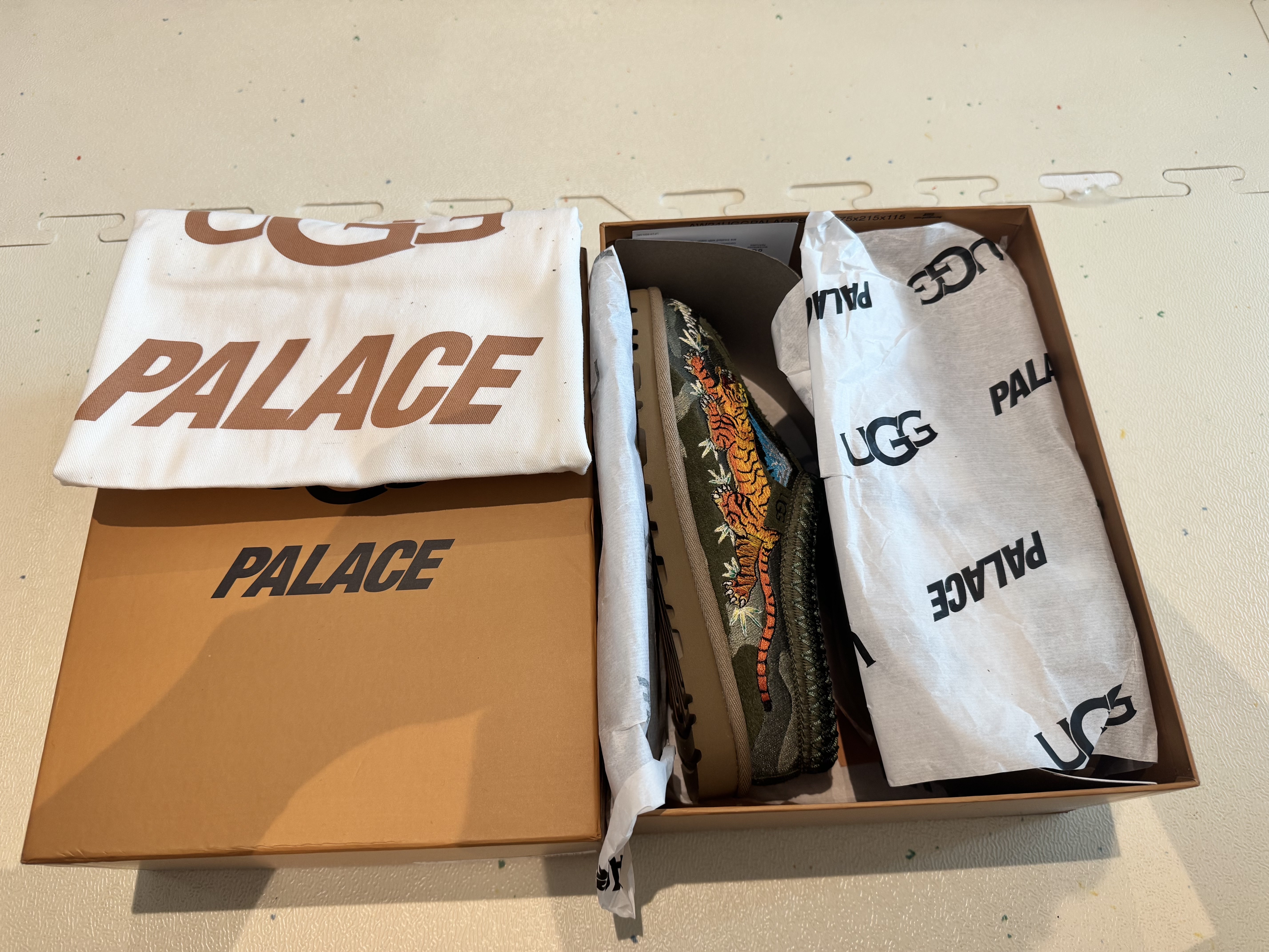 UGG x Palace Tasman Slipper Burnt Olive Camo 착용 스타일
