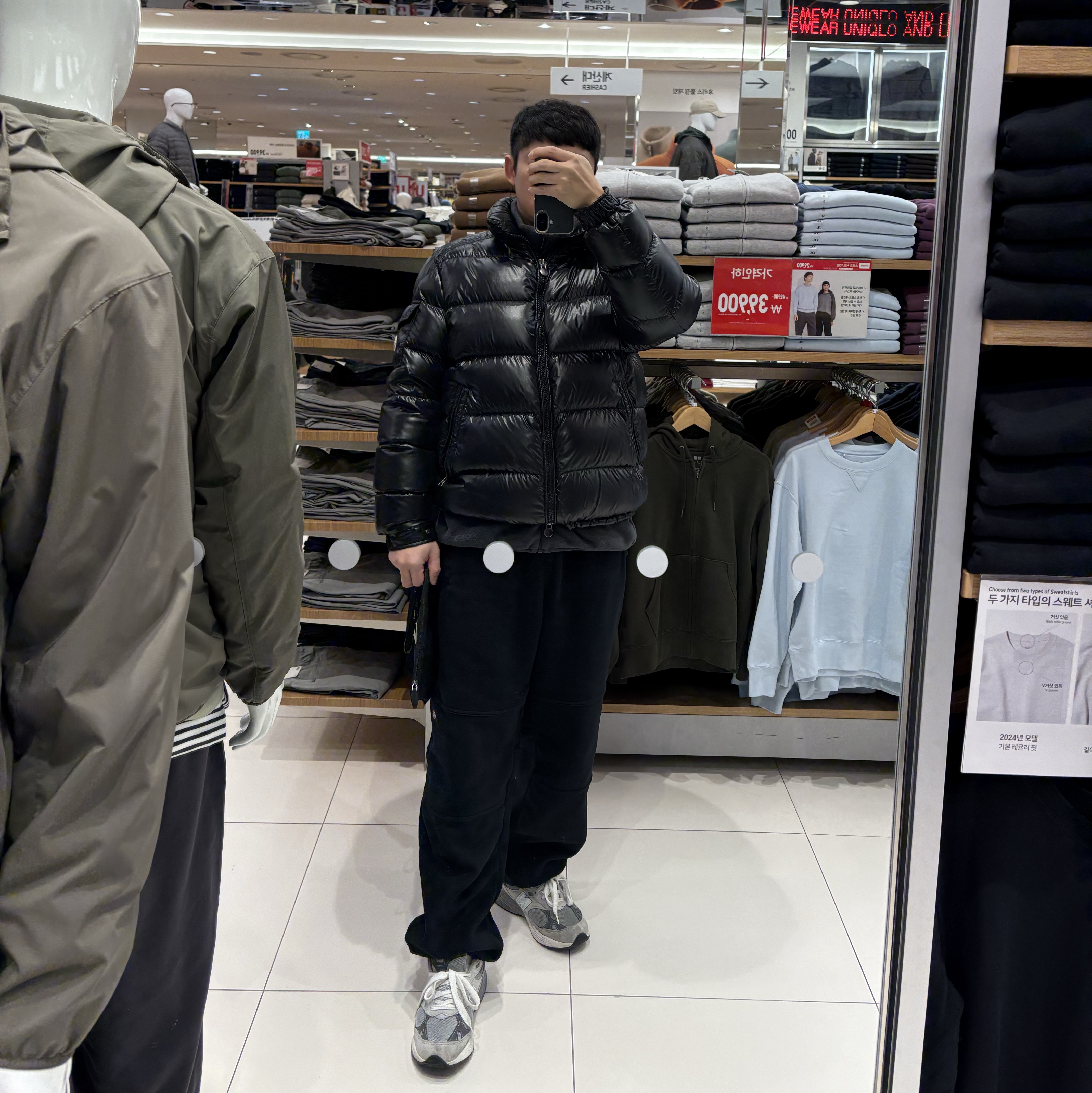 Moncler Maya Short Down Jacket Black - 23FW, New Balance 993 Made in USA Grey - D Standard 착용 스타일
