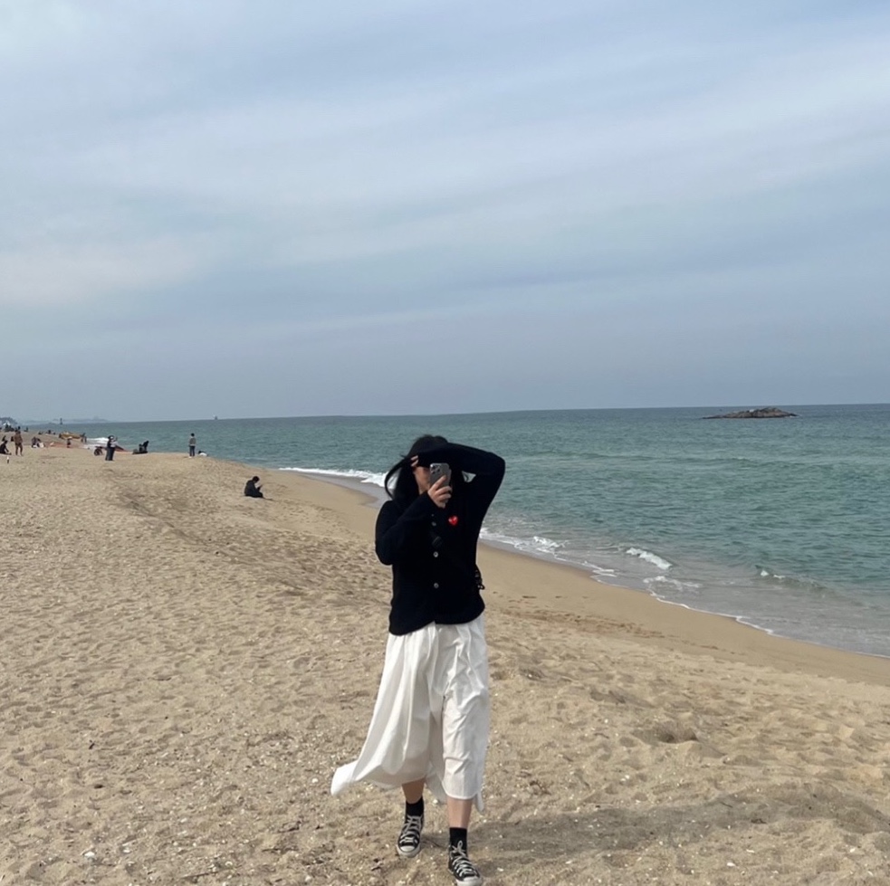 Play Comme des Garcons Red Heart Knit Cardigan Black, Converse Chuck Taylor All Star Hi Black 착용 스타일
