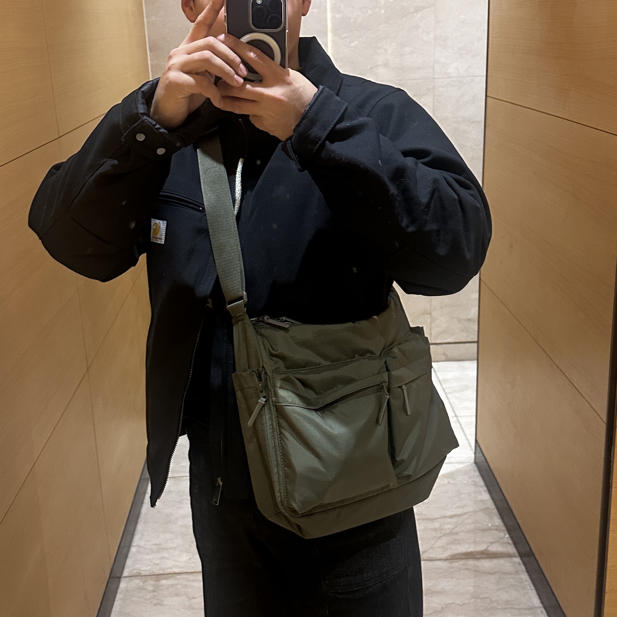 Uniqlo Multi Pocket Shoulder Bag Olive 착용 스타일