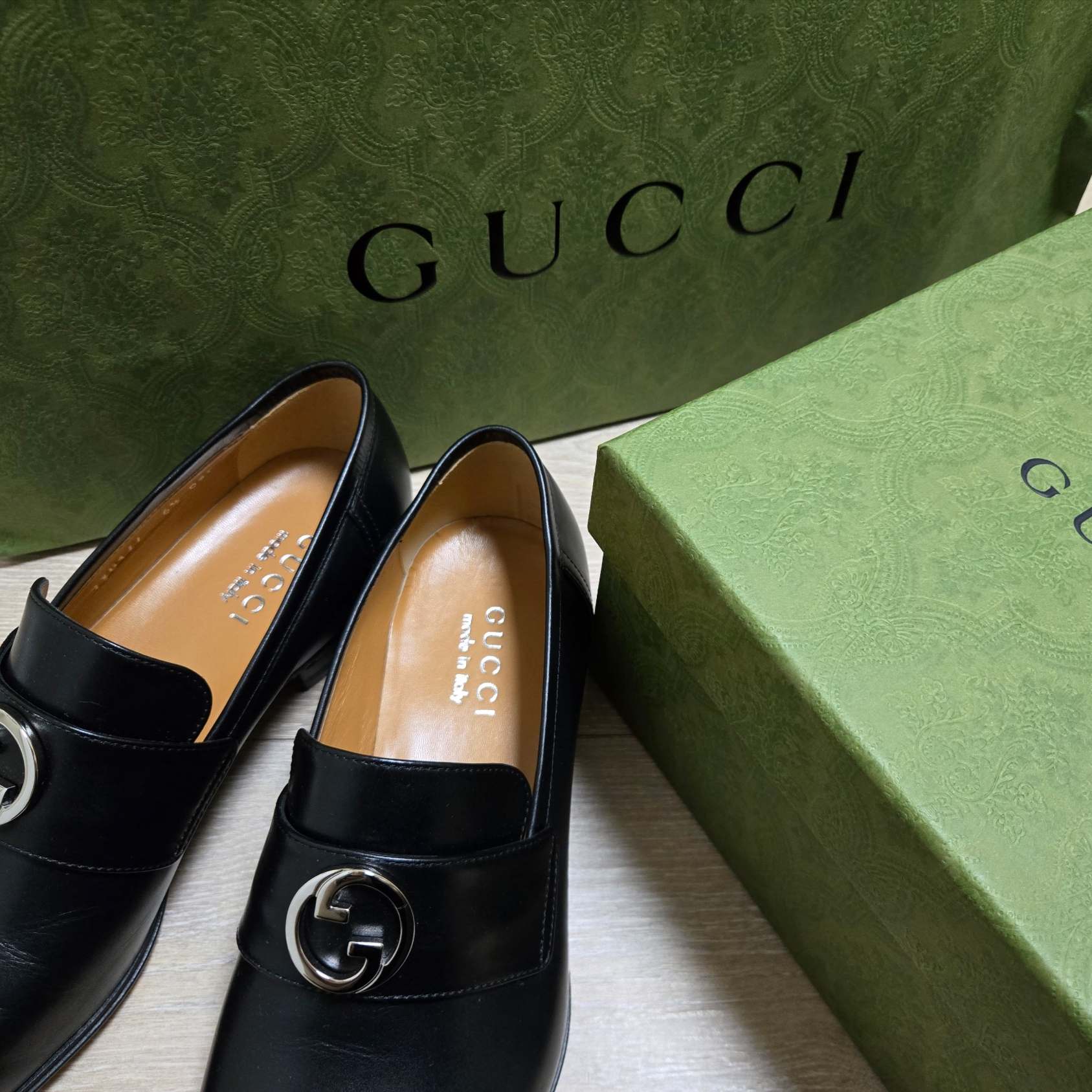 Gucci Interlocking G Loafer Black Leather 착용 스타일