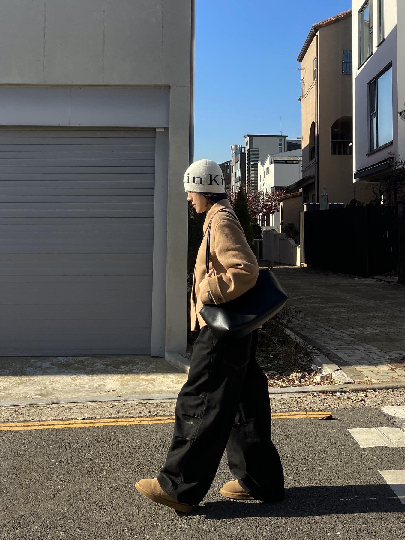 Matin Kim Logo Jacquard Short Beanie White 착용 스타일