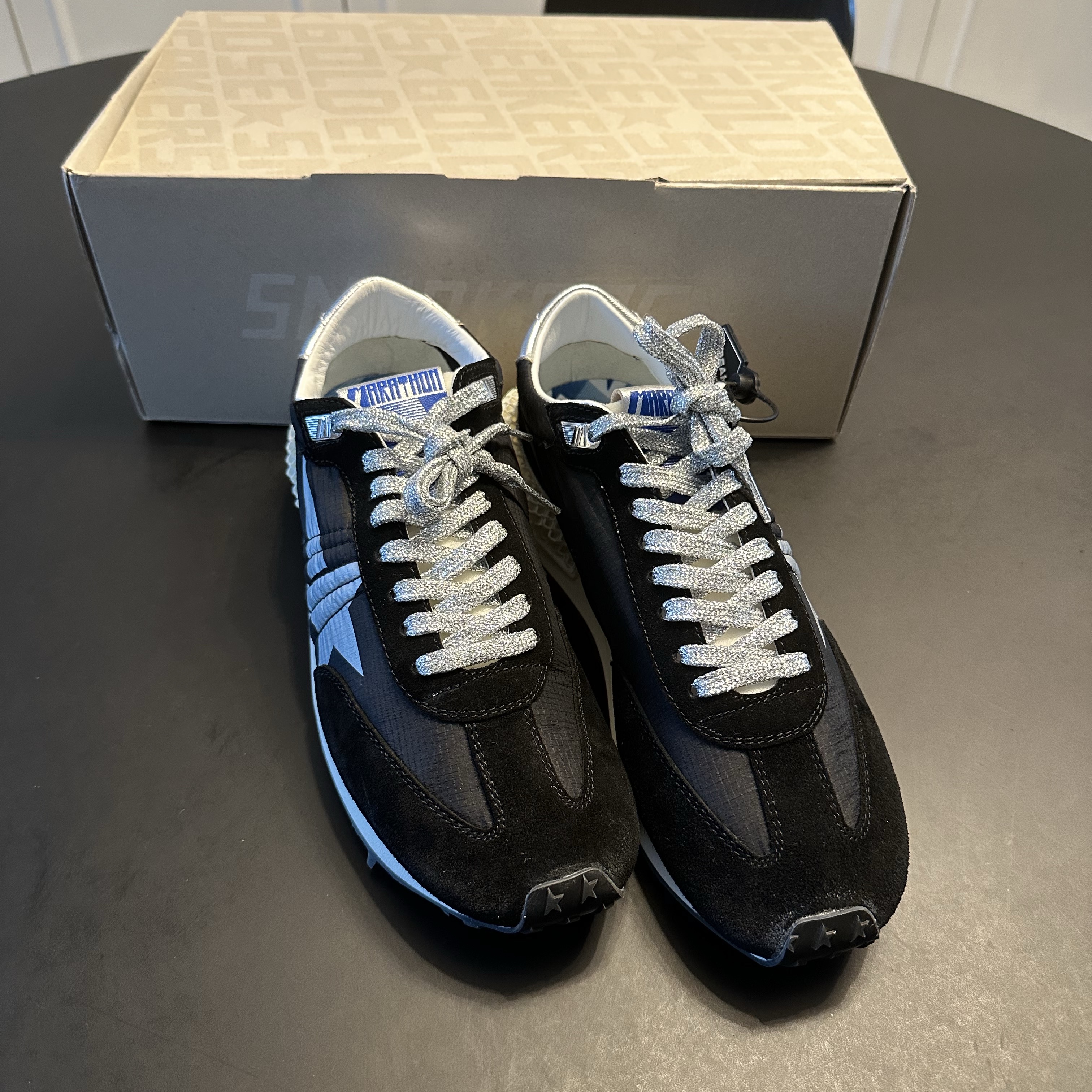 Golden Goose Silver Star Marathon Sneakers Black 착용 스타일 - 5