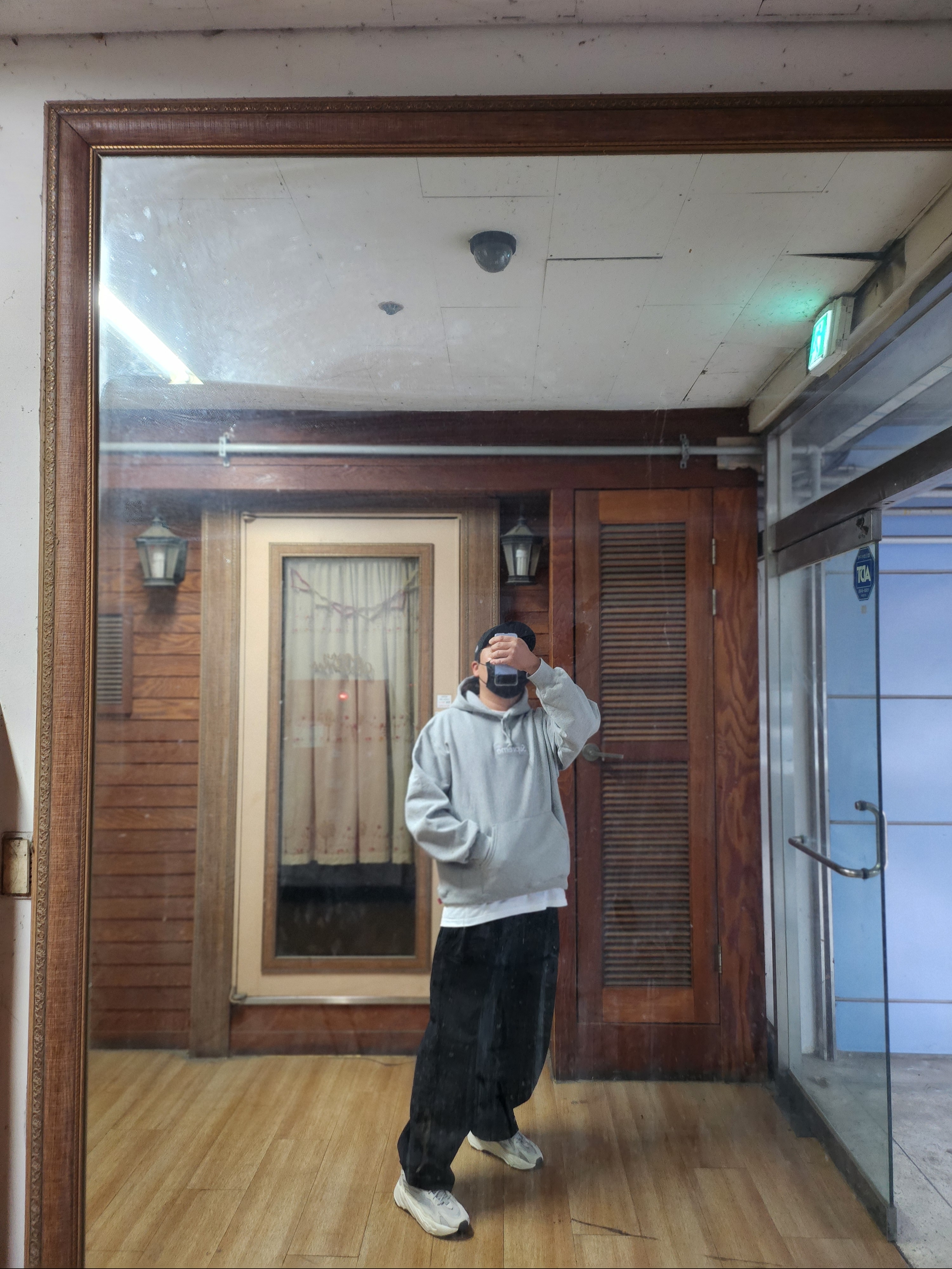 Supreme Box Logo Hooded Sweatshirt Heather Grey - 24FW, Adidas Yeezy Boost 700 V2 Static 2022 착용 스타일