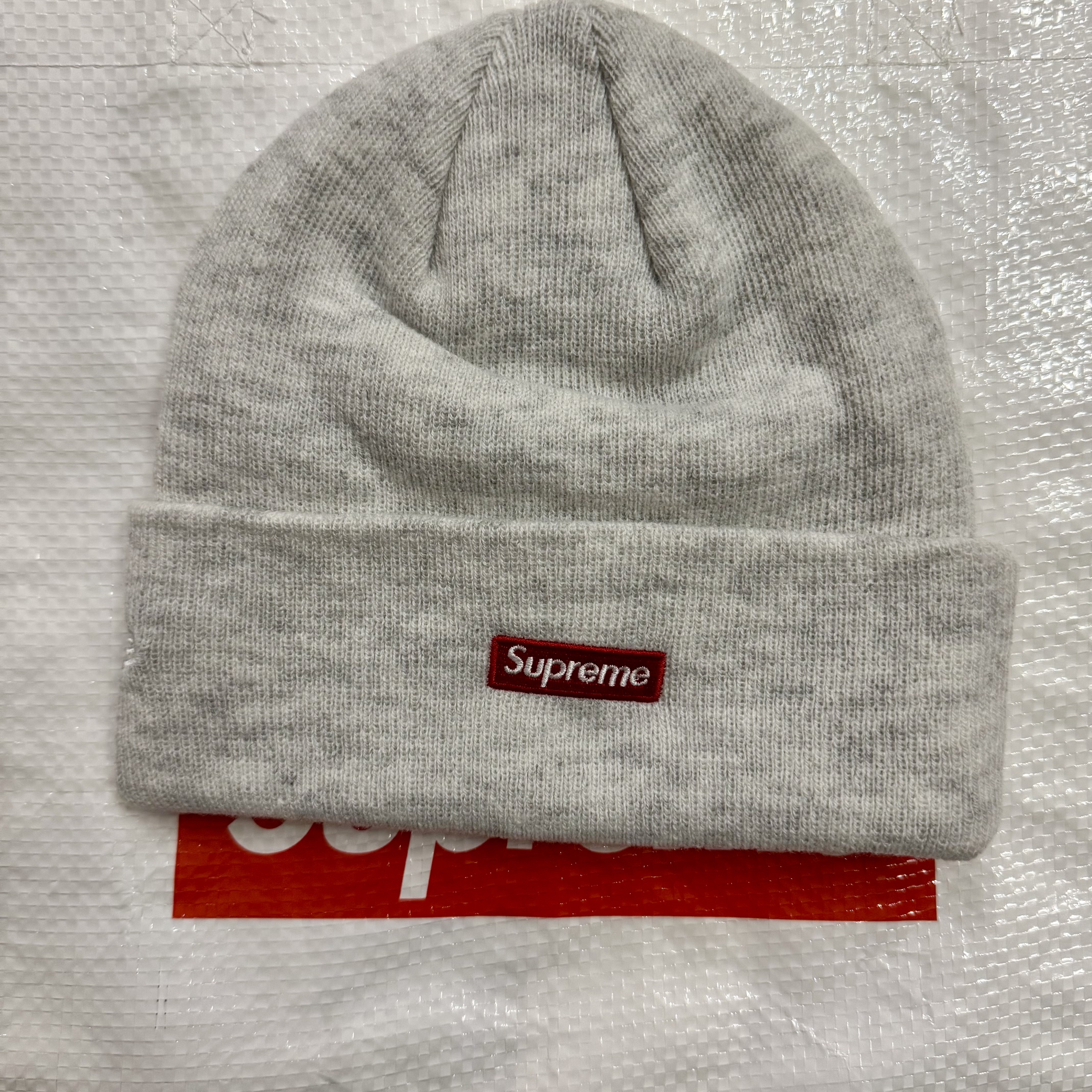 Supreme New Era S Logo Beanie Ash Grey - 24FW, Supreme New Era S Logo Beanie Black - 23FW 착용 스타일 - 3