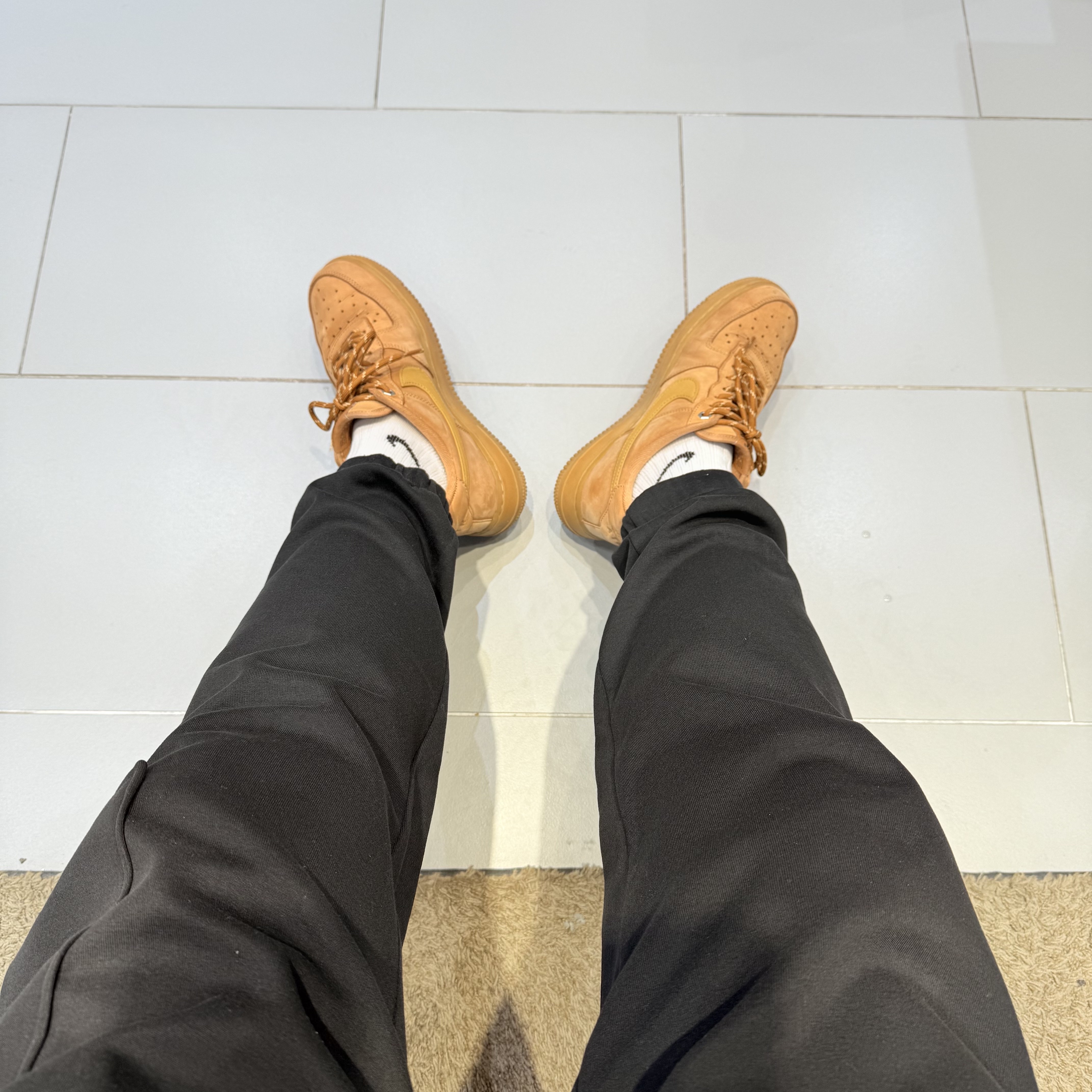 Nike Air Force 1 '07 WB Flax, Nike Everyday Lightweight Training Ankle Socks White Black (3 Pack/Korean Ver.) 착용 스타일 - 2