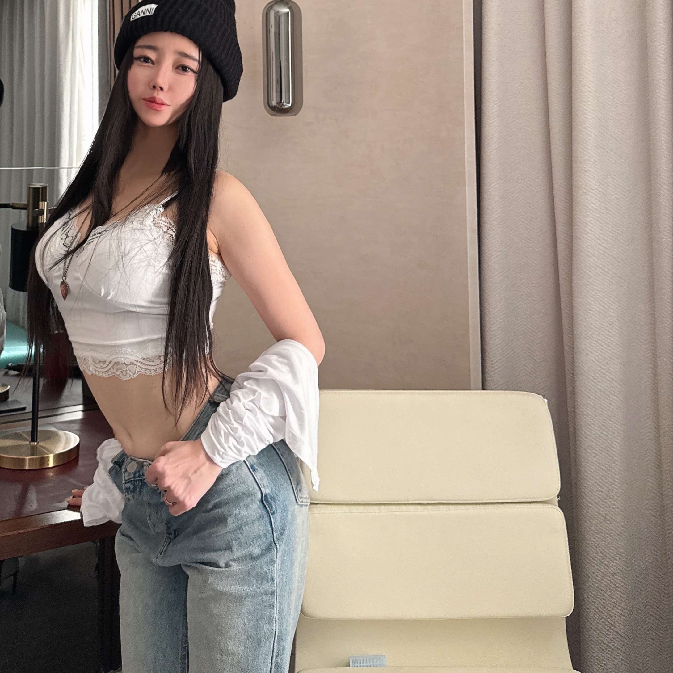 Ganni Wool Beanie Black, Miu Miu Ivy Corduroy Bag Cinnamon 착용 스타일 - 1