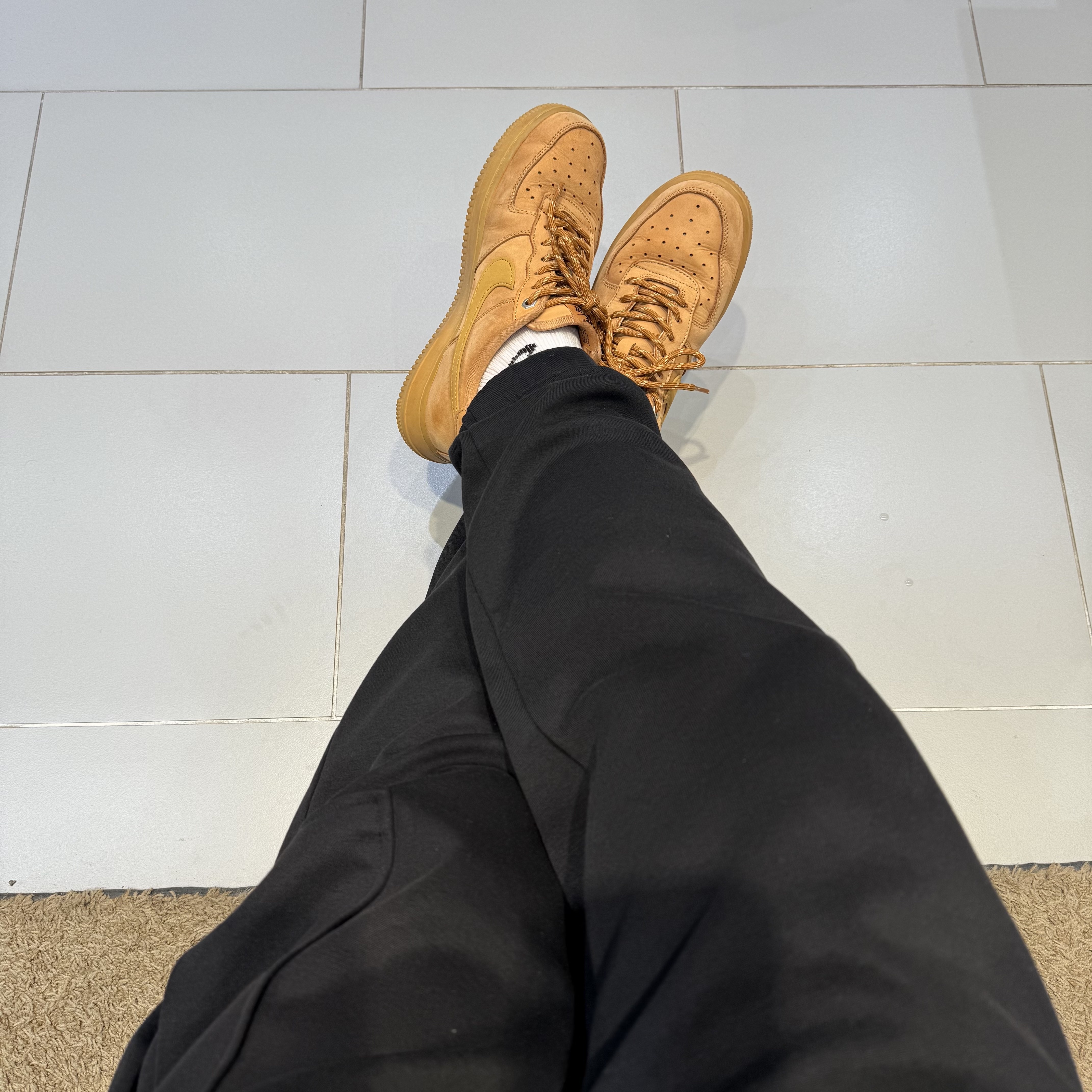 Nike Air Force 1 '07 WB Flax, Nike Everyday Lightweight Training Ankle Socks White Black (3 Pack/Korean Ver.) 착용 스타일 - 1